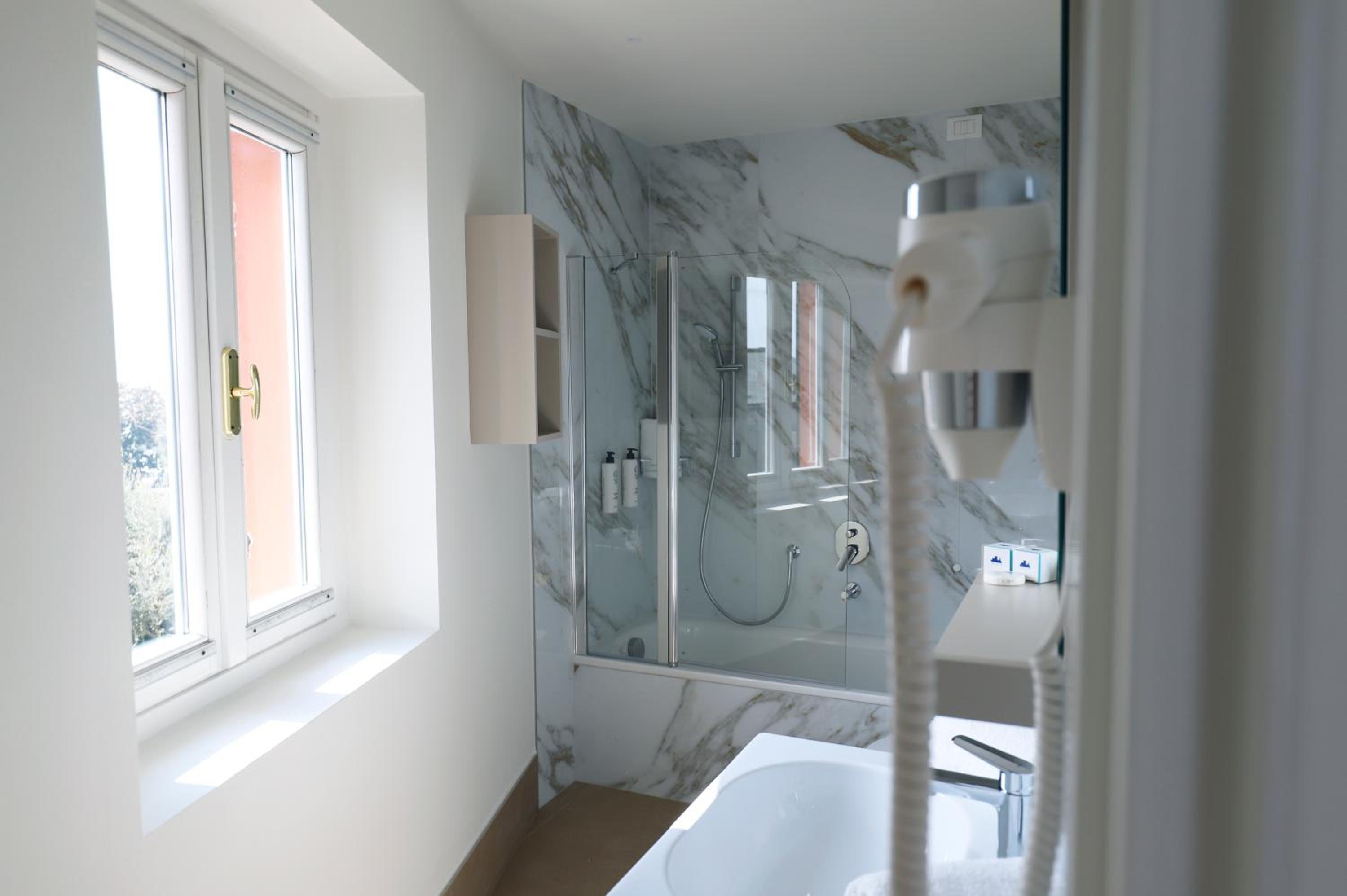 Double Room with Lake View - Photo 4