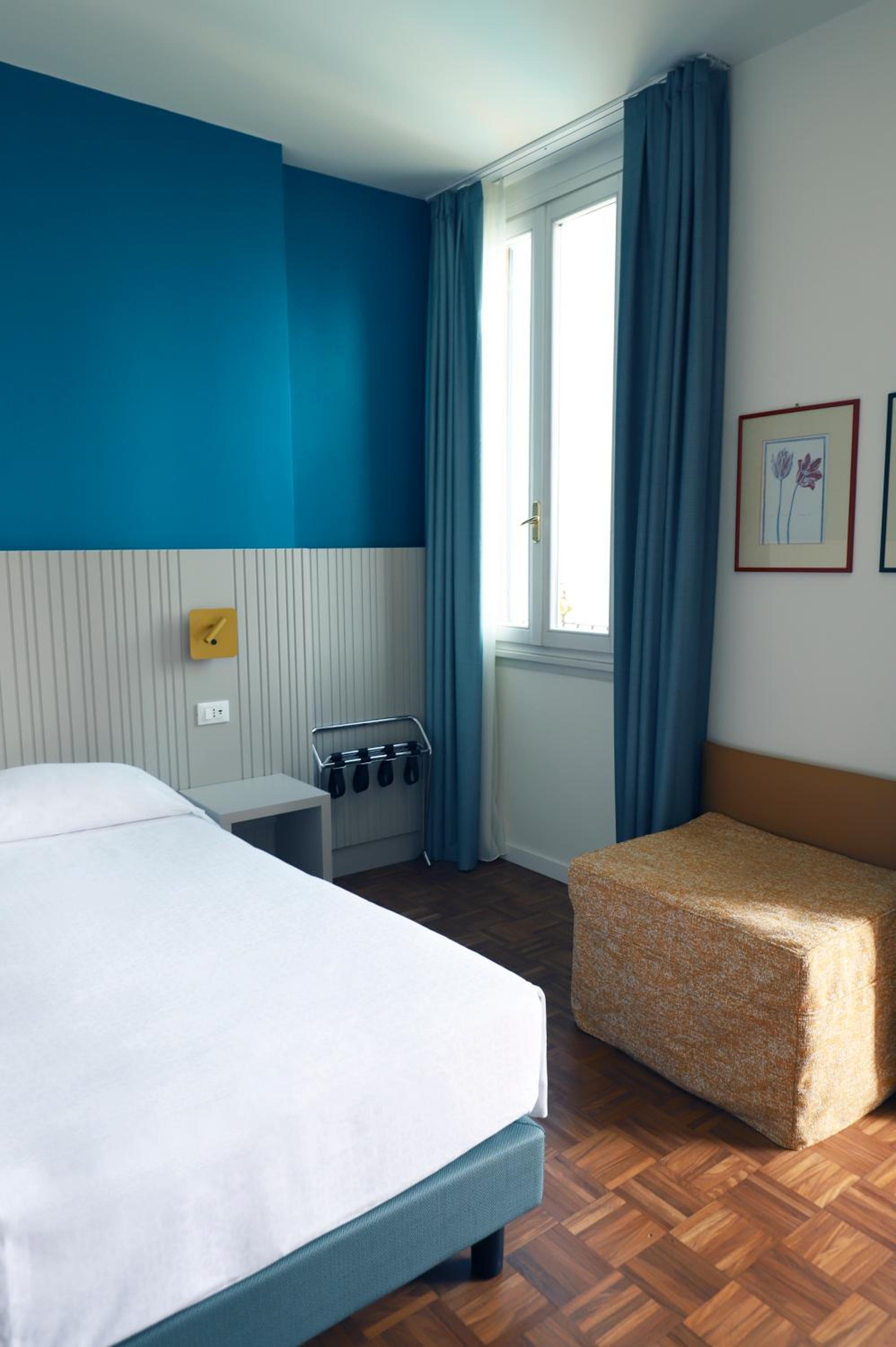 Double Room with Lake View - Photo 3