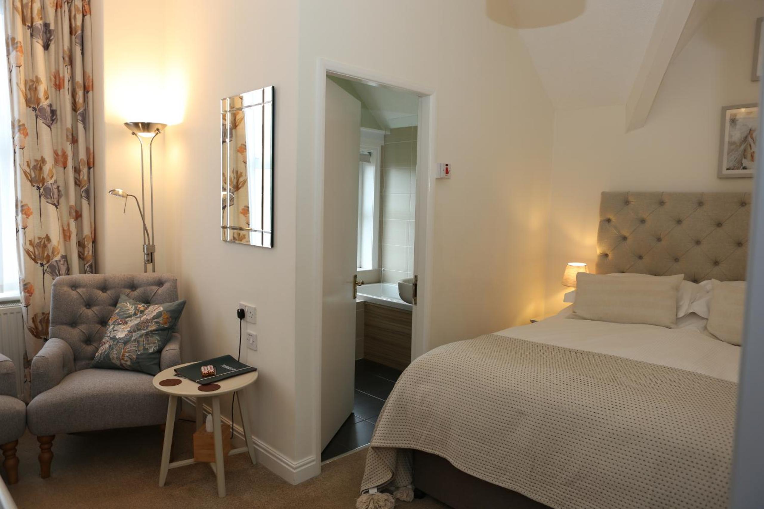 Deluxe King Room - Photo 11