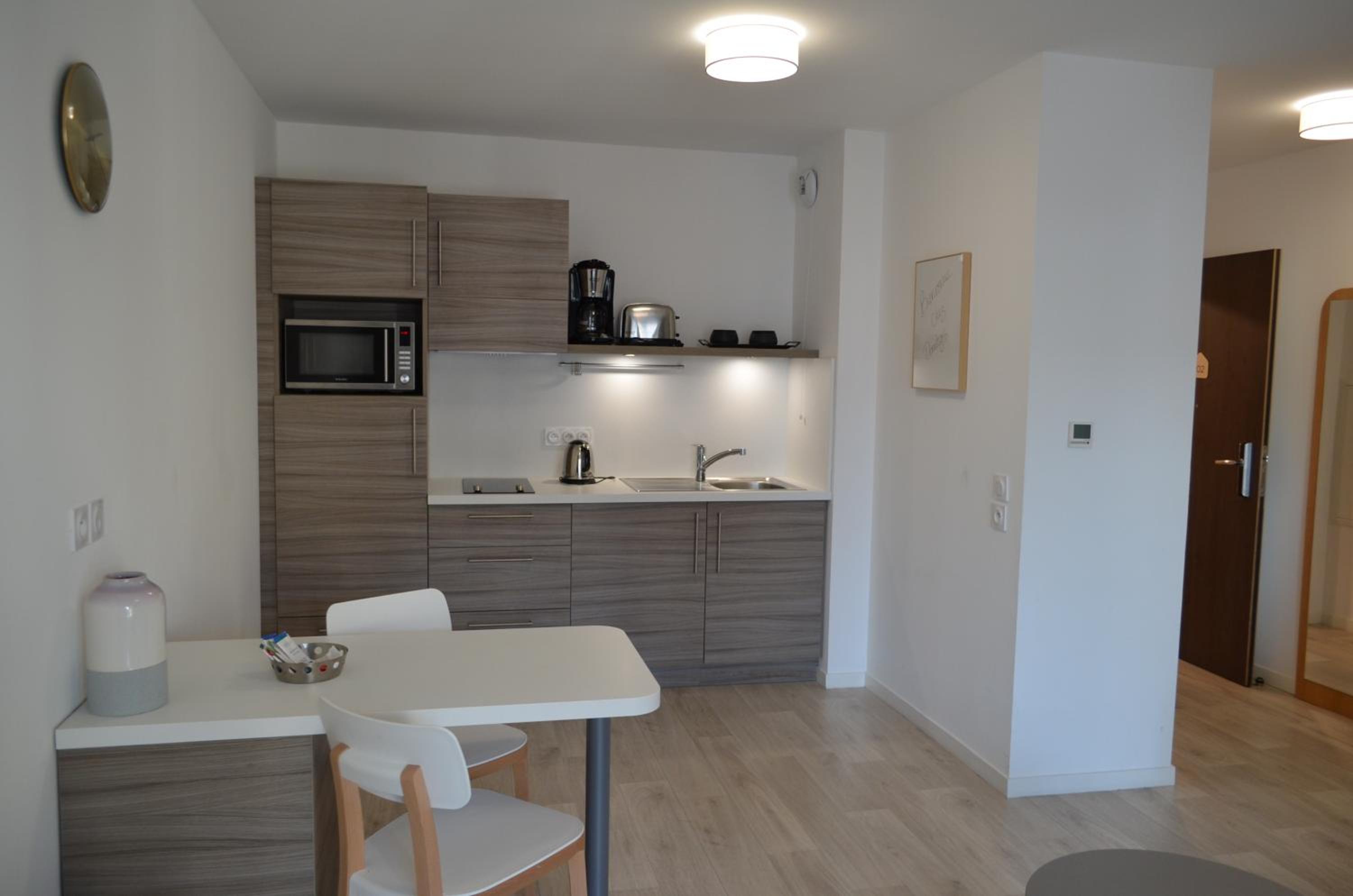 Apartment with Balcony - Photo 3
