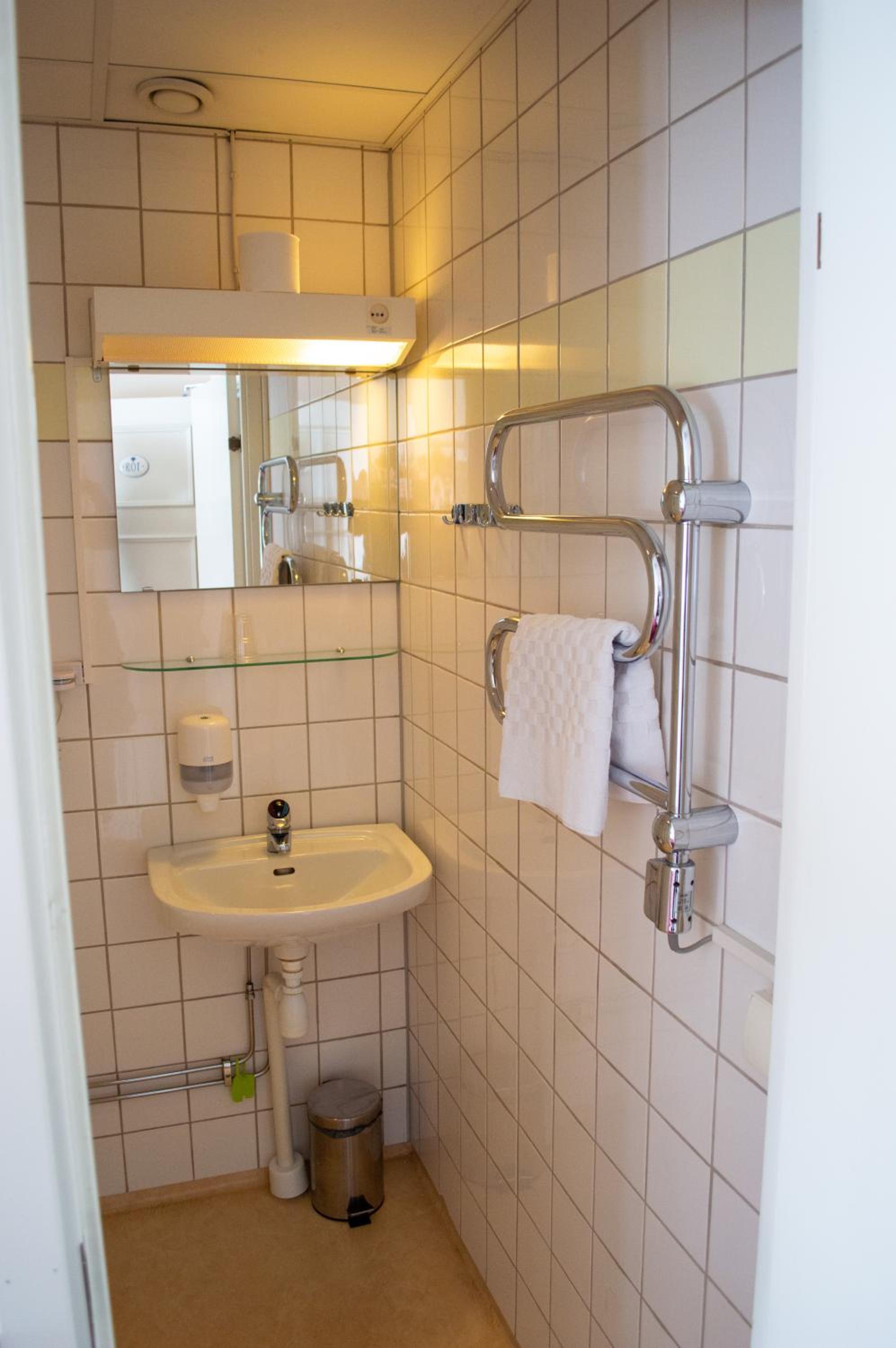 Budget Double Room - Photo 7