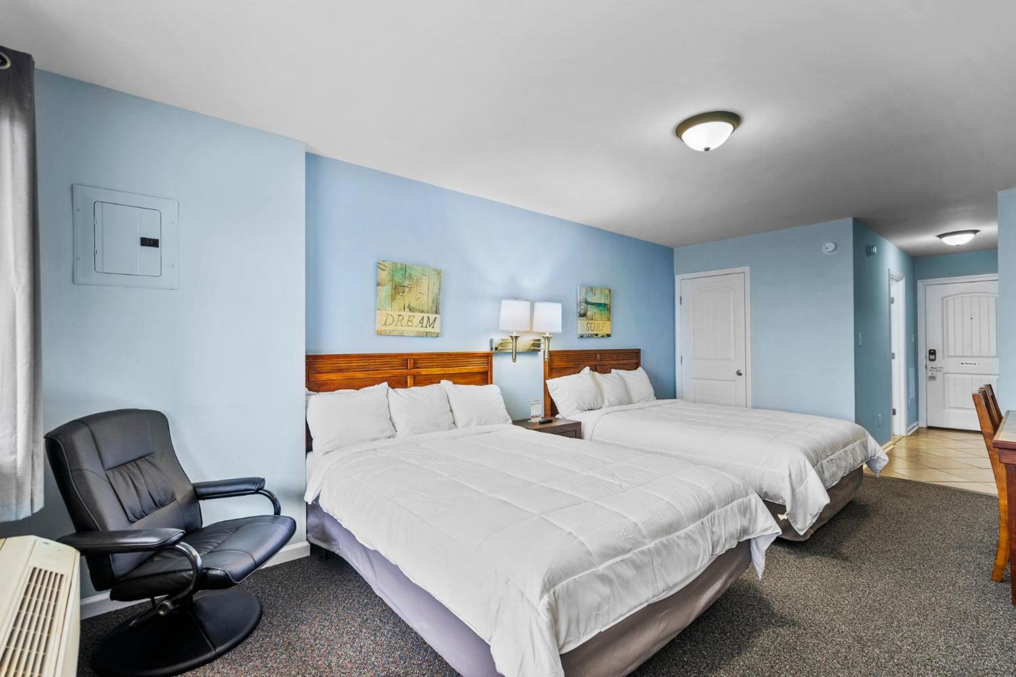 Queen Room with Two Queen Beds photo 3