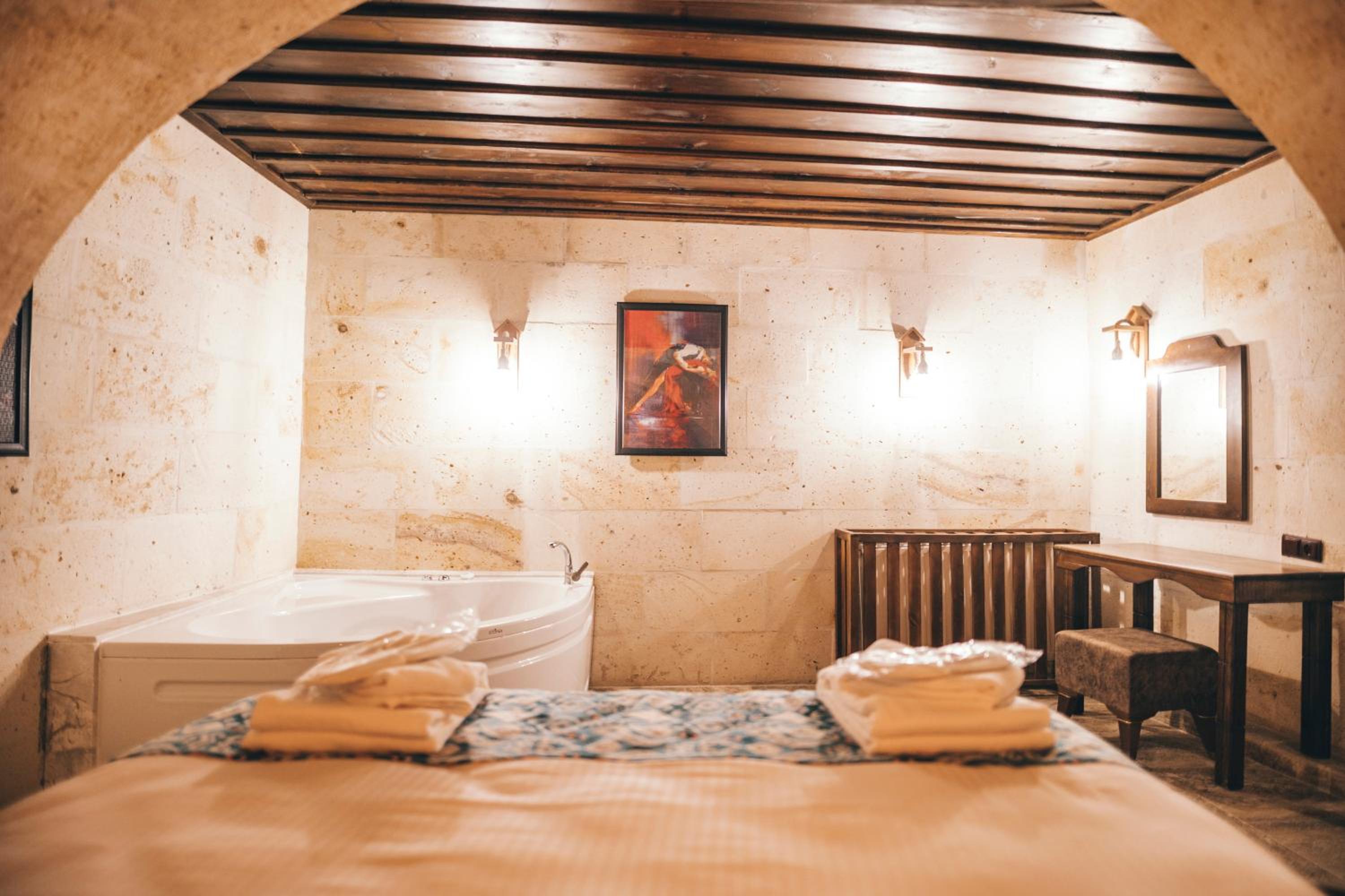 Deluxe Double Room (2 Adults + 1 Child) - Photo 1