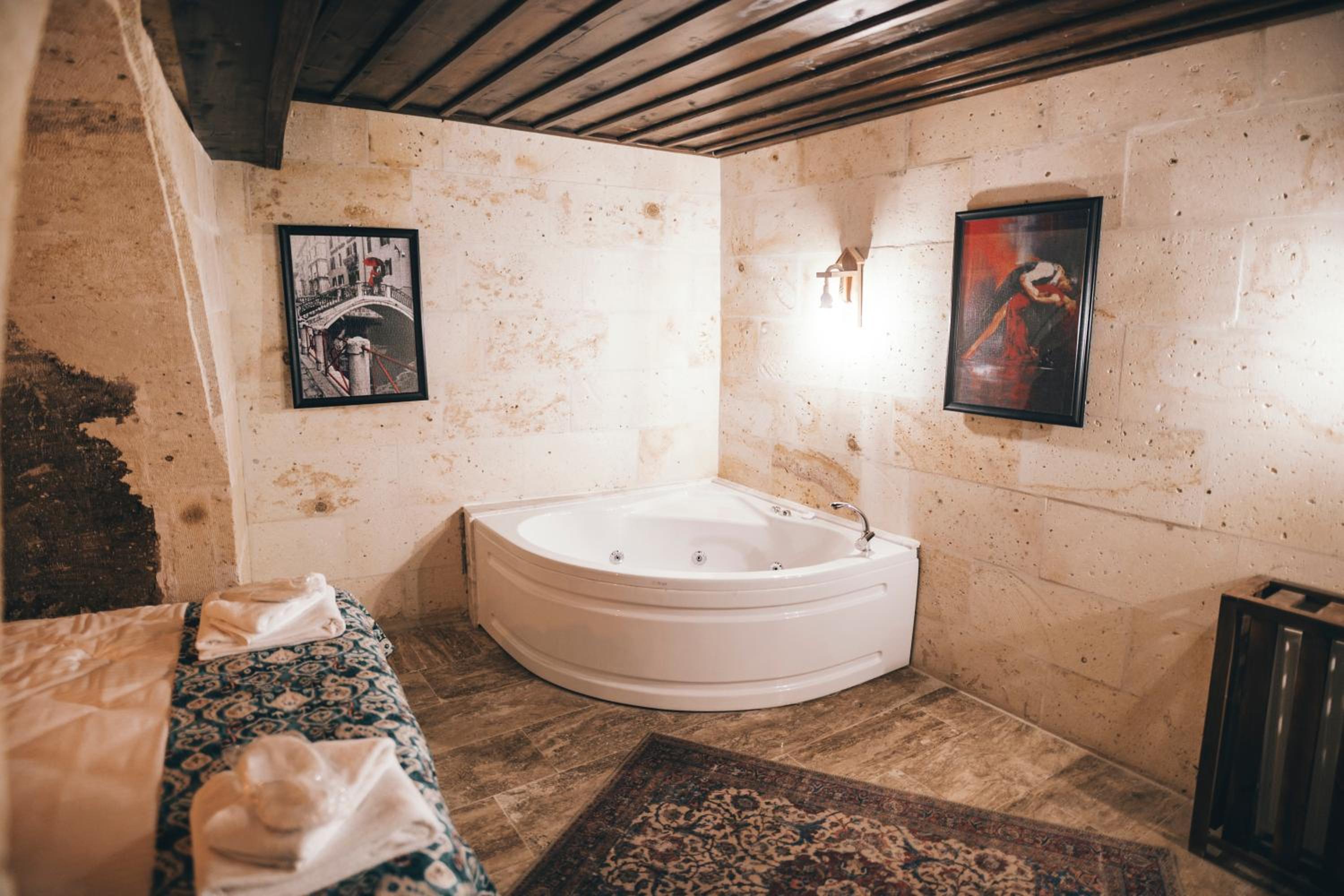 Deluxe Double Room (2 Adults + 1 Child) - Photo 5