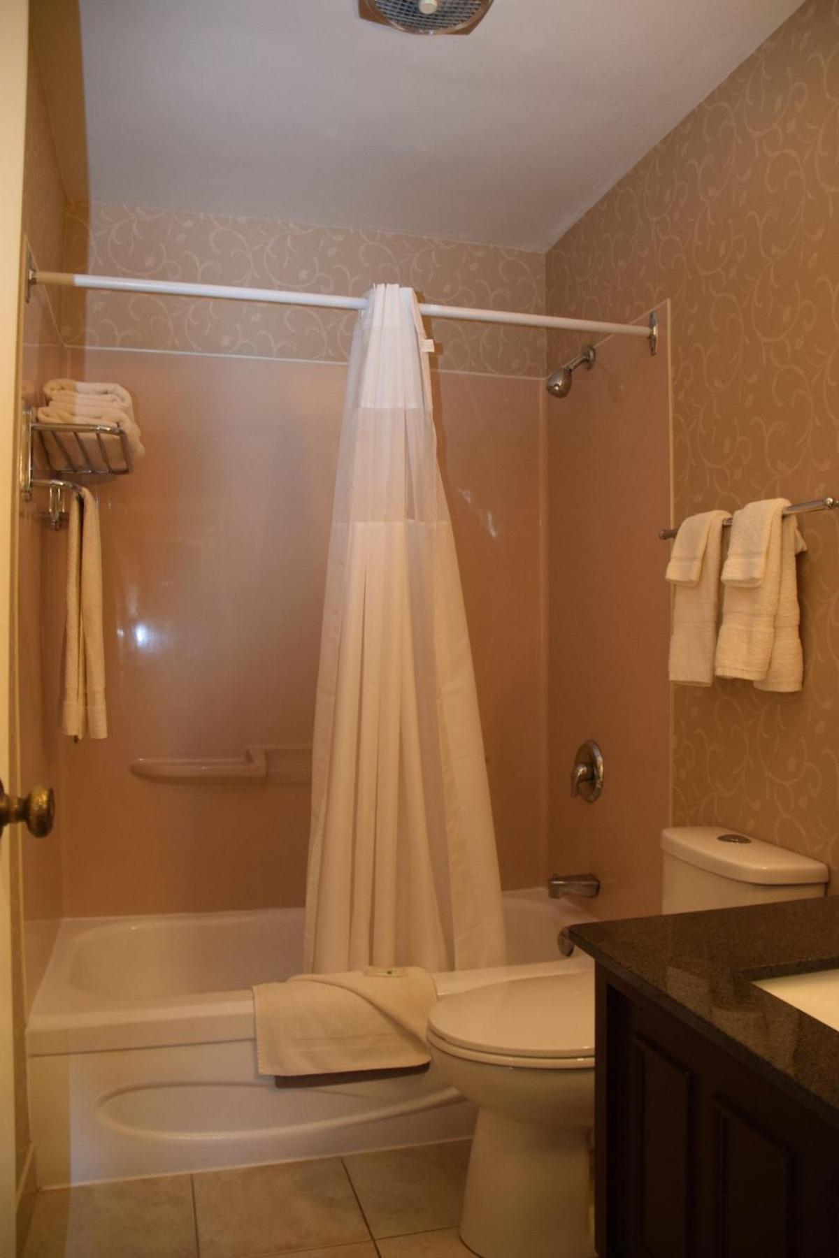 Queen Room - Non-Smoking - Photo 4