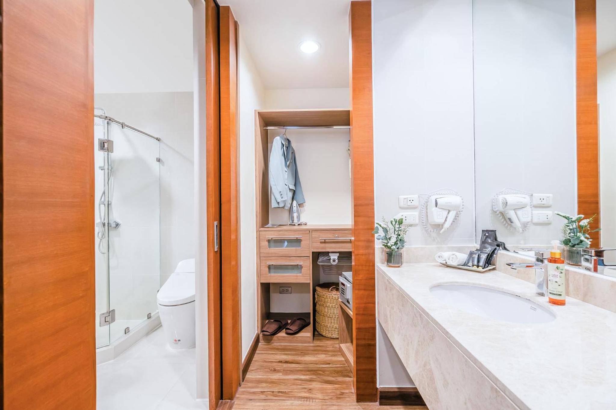 1 Bedroom Junior Suite photo 2