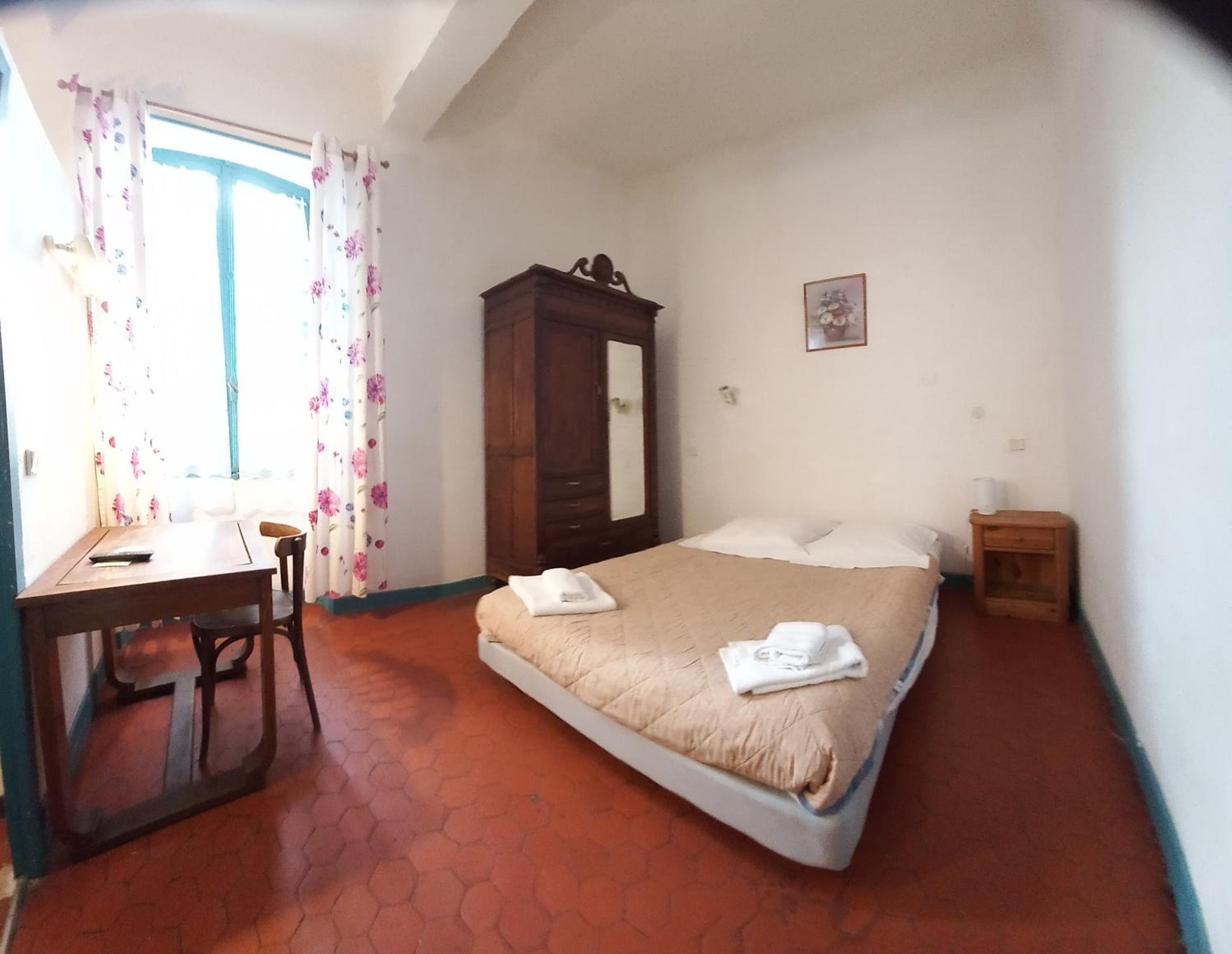 Double Room with Shower - Photo 2