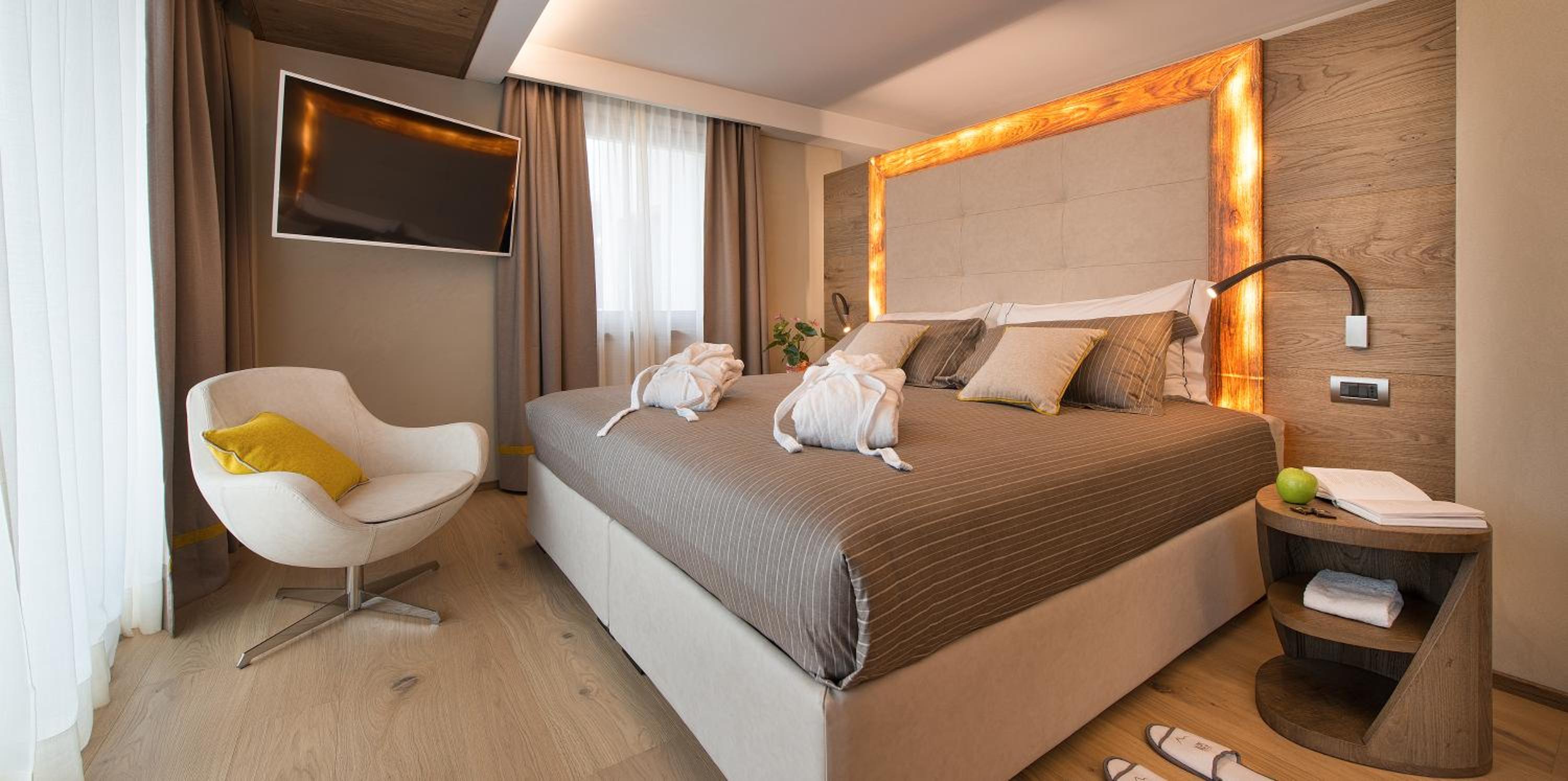 Suite with Hot Tub - Photo 8