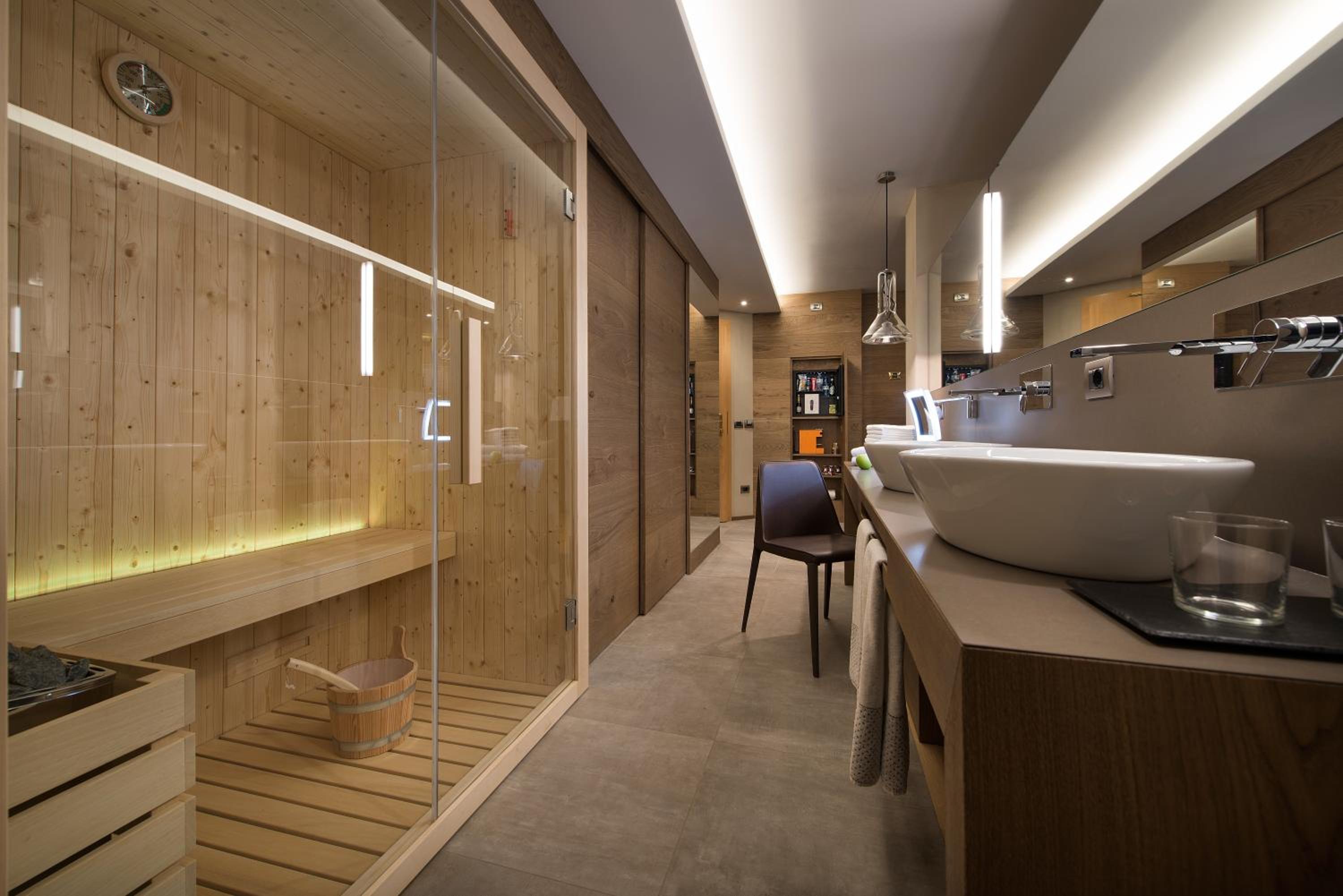 Suite with Hot Tub - Photo 9