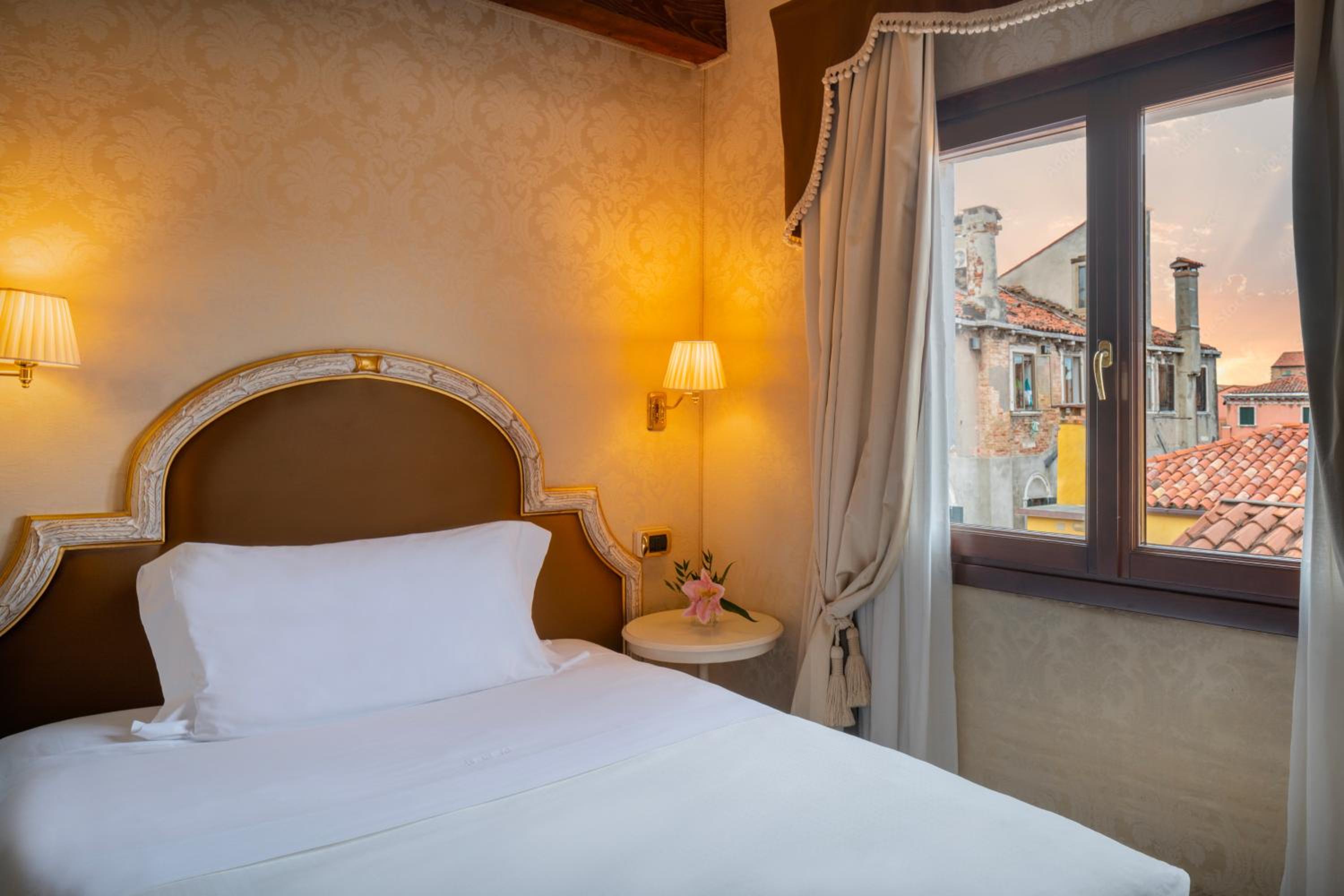 Superior Double or Twin Room thumbnail 5