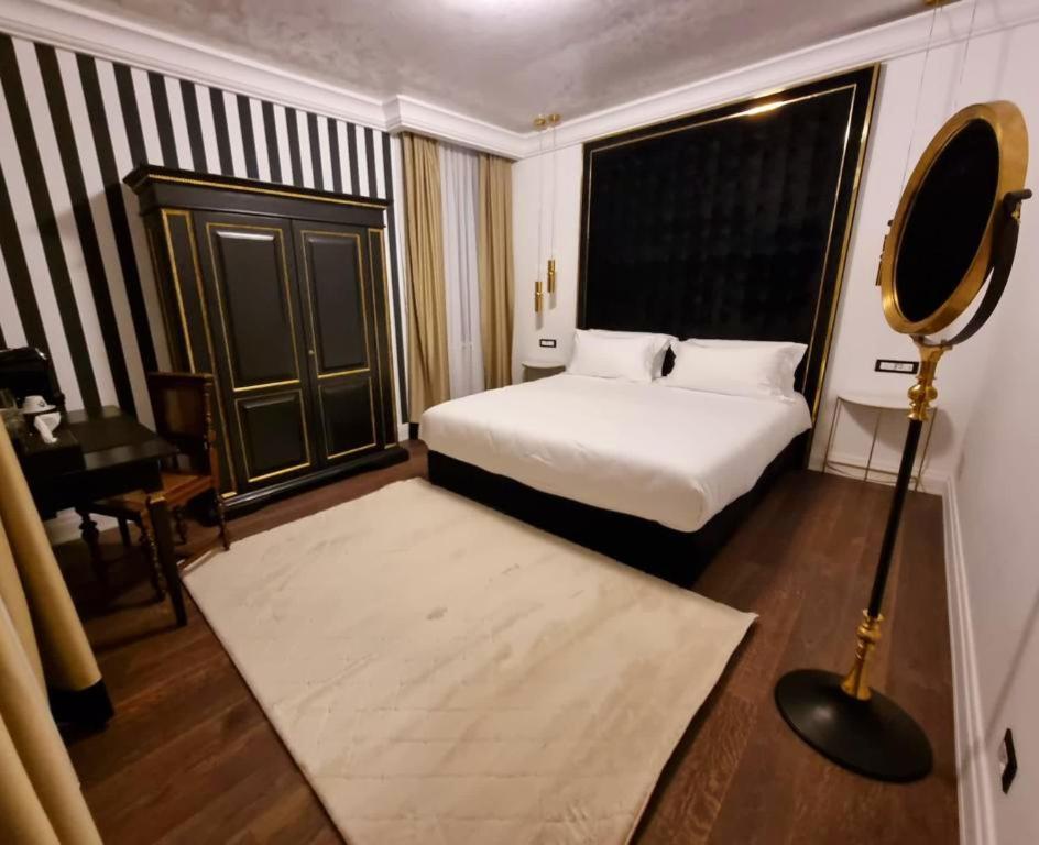 Deluxe Suite with Spa Bath - Photo 3