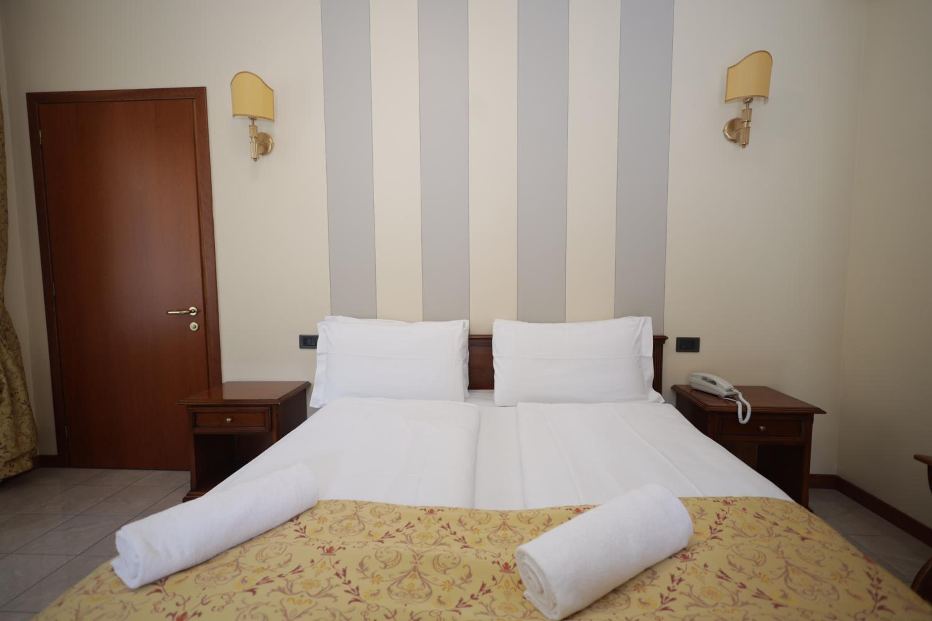 Deluxe Double or Twin Room with Partial Lake View - Photo 5