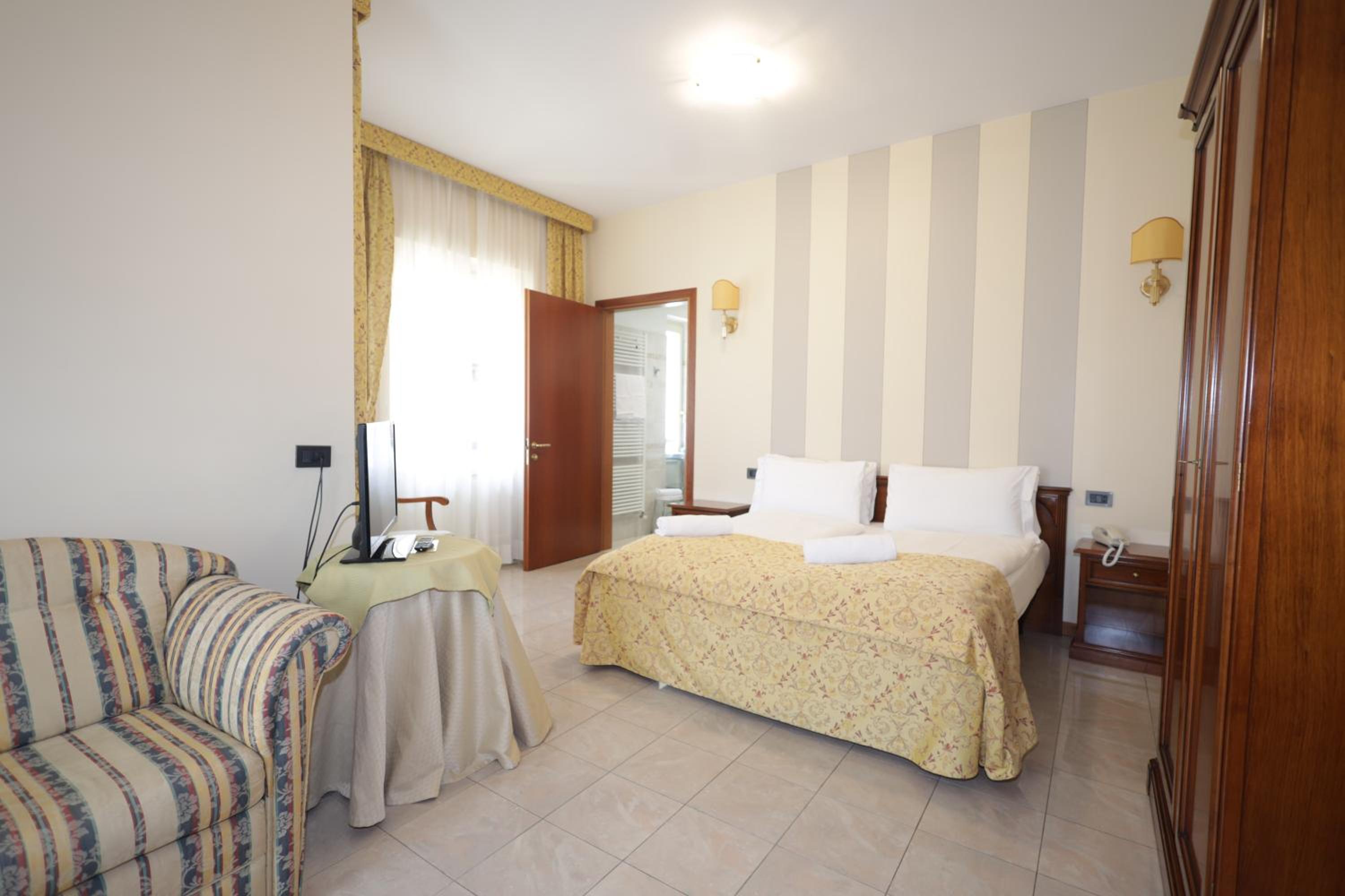 Deluxe Double or Twin Room with Partial Lake View - Photo 4