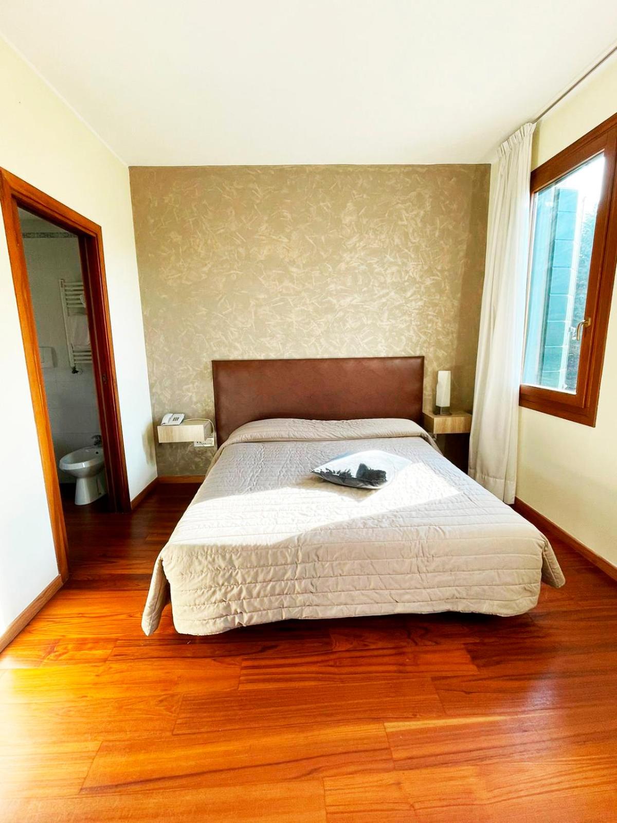 Standard Double Room - Photo 5