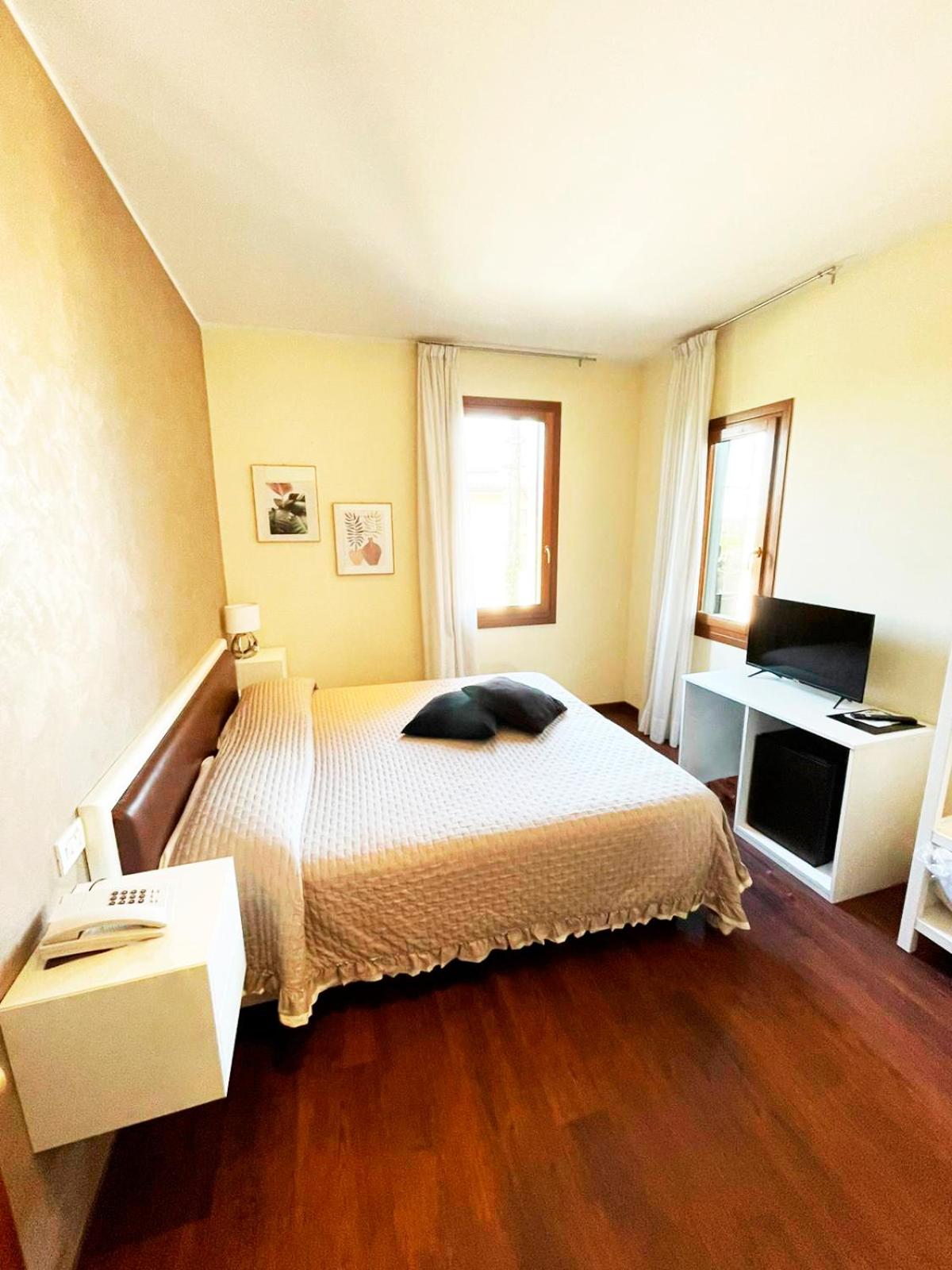 Standard Double Room - Photo 6