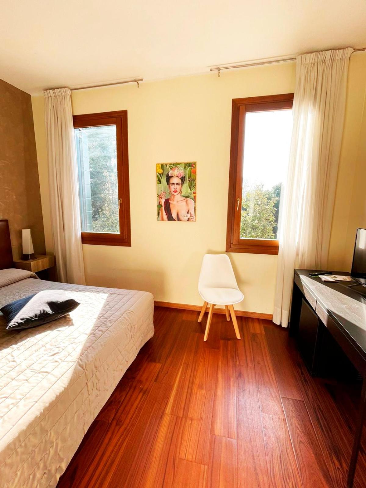 Standard Double Room - Photo 7