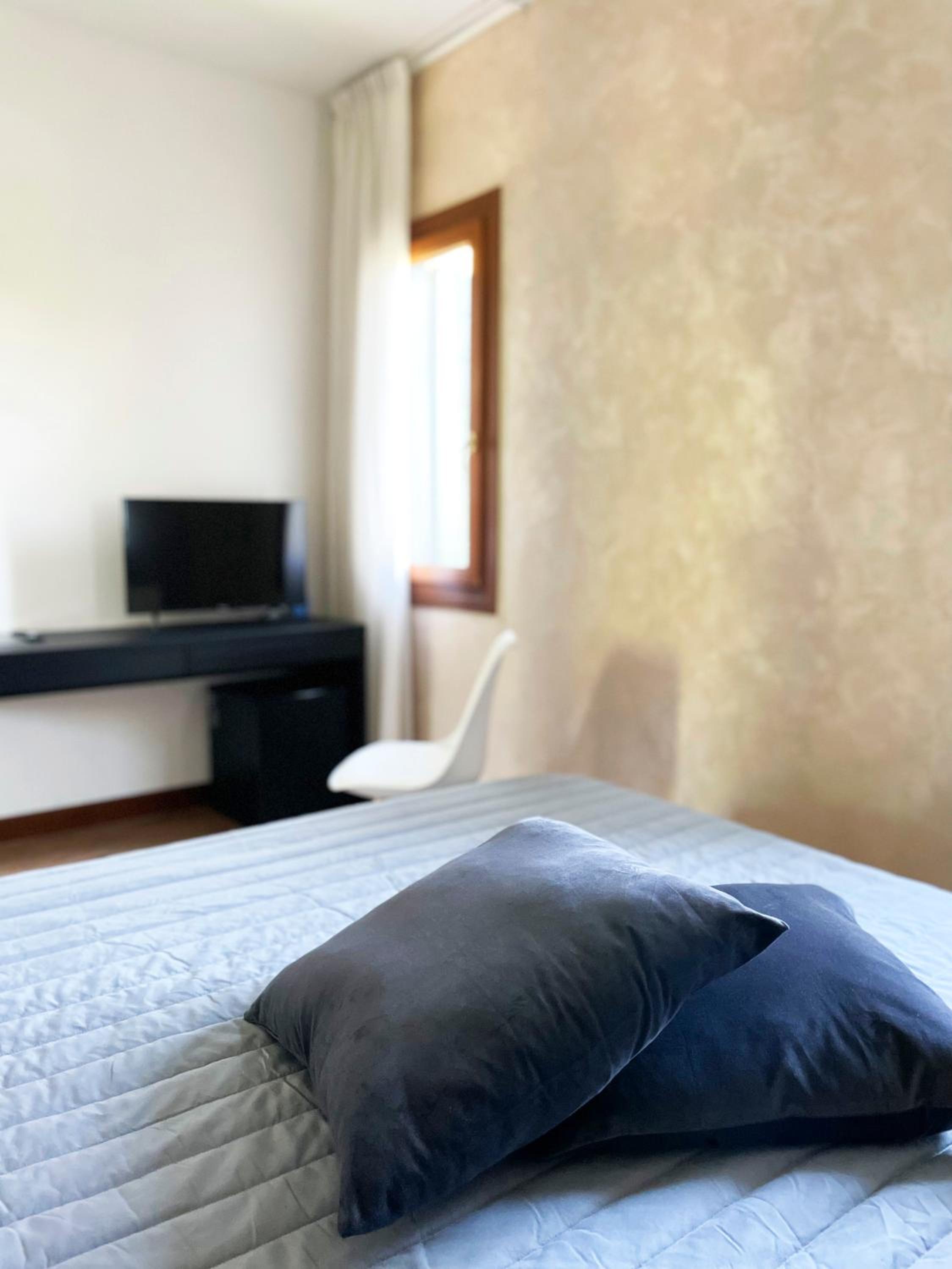 Standard Double Room - Photo 8
