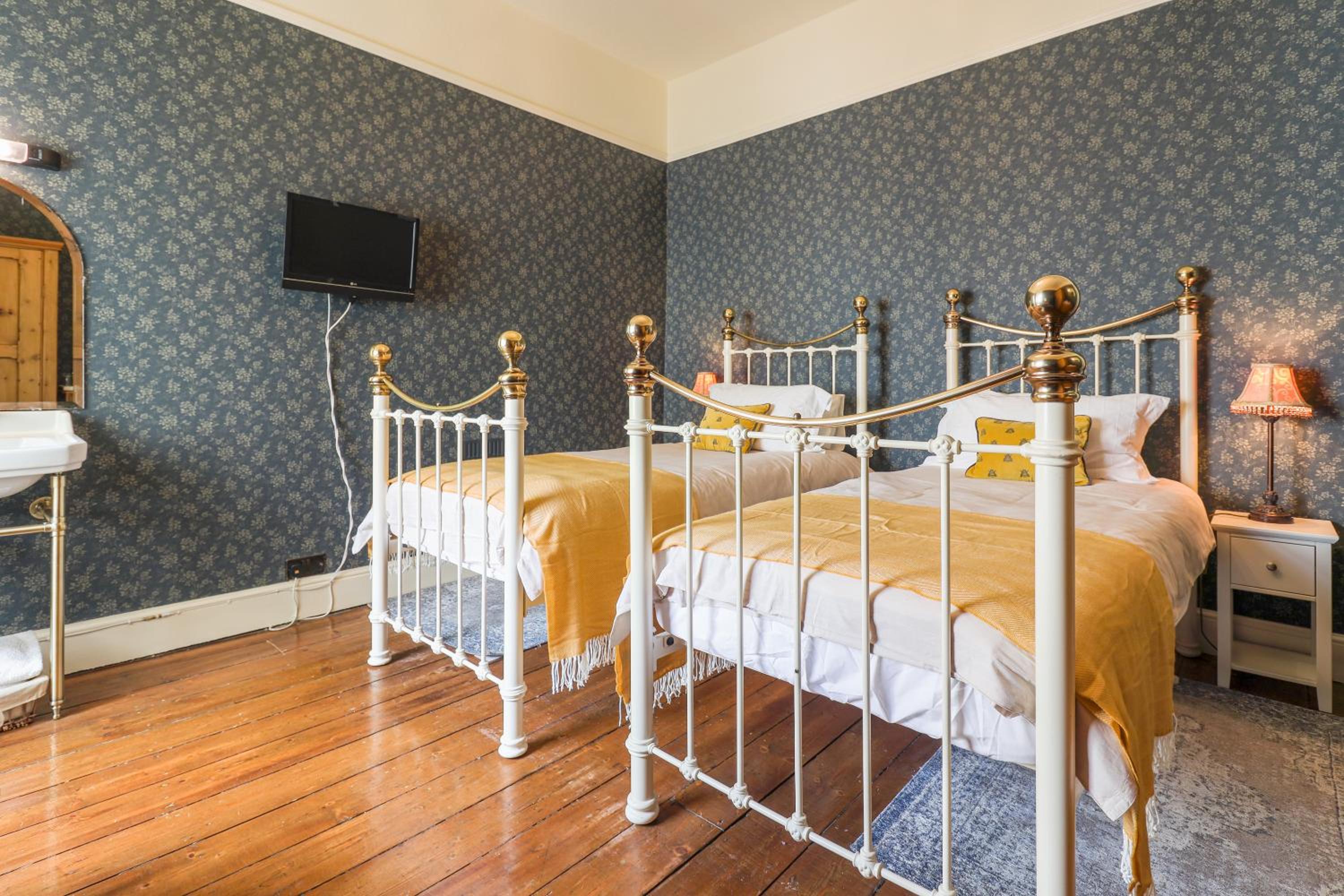 Twin Room with Private Bathroom photo 1