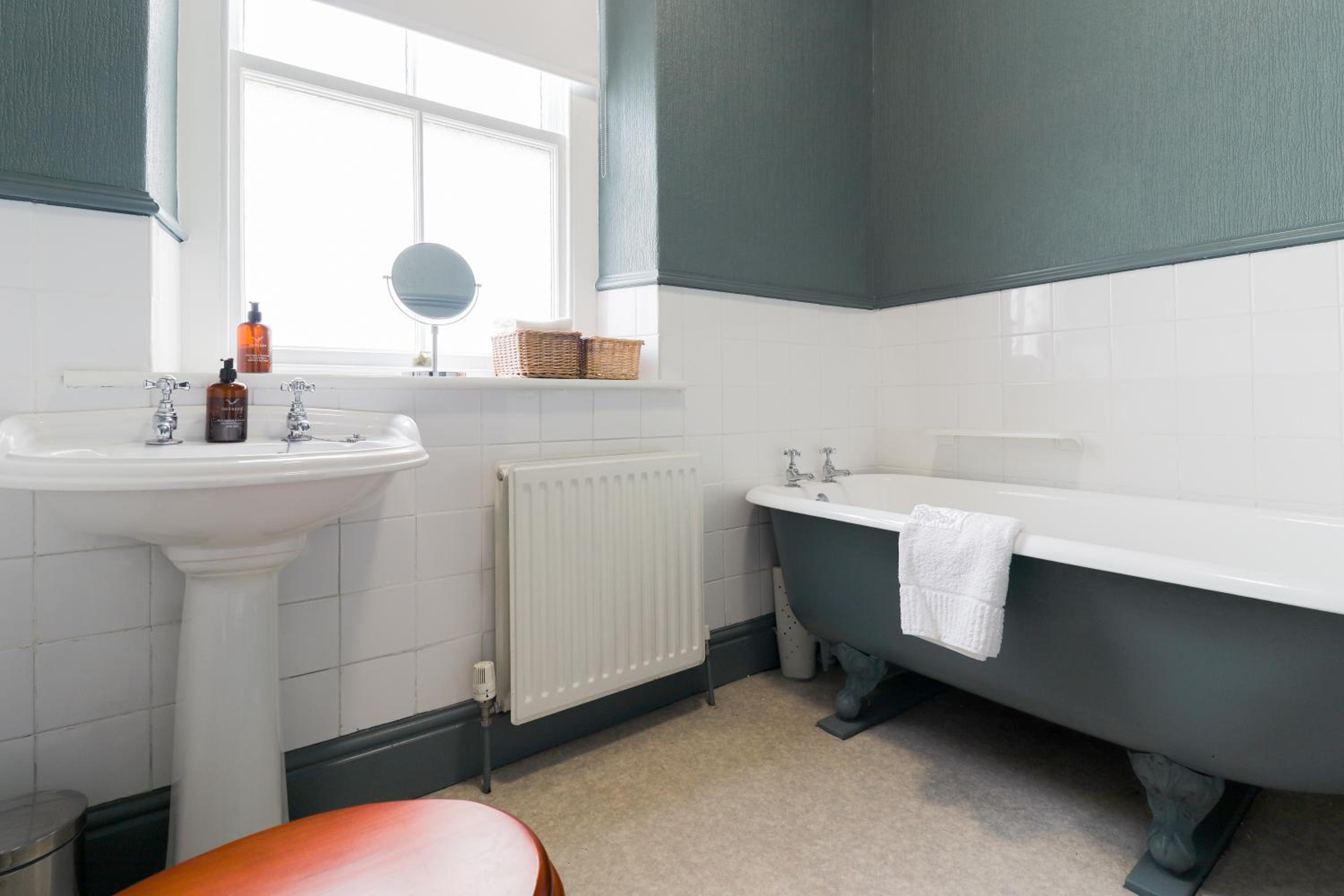 Twin Room with Private Bathroom photo 3