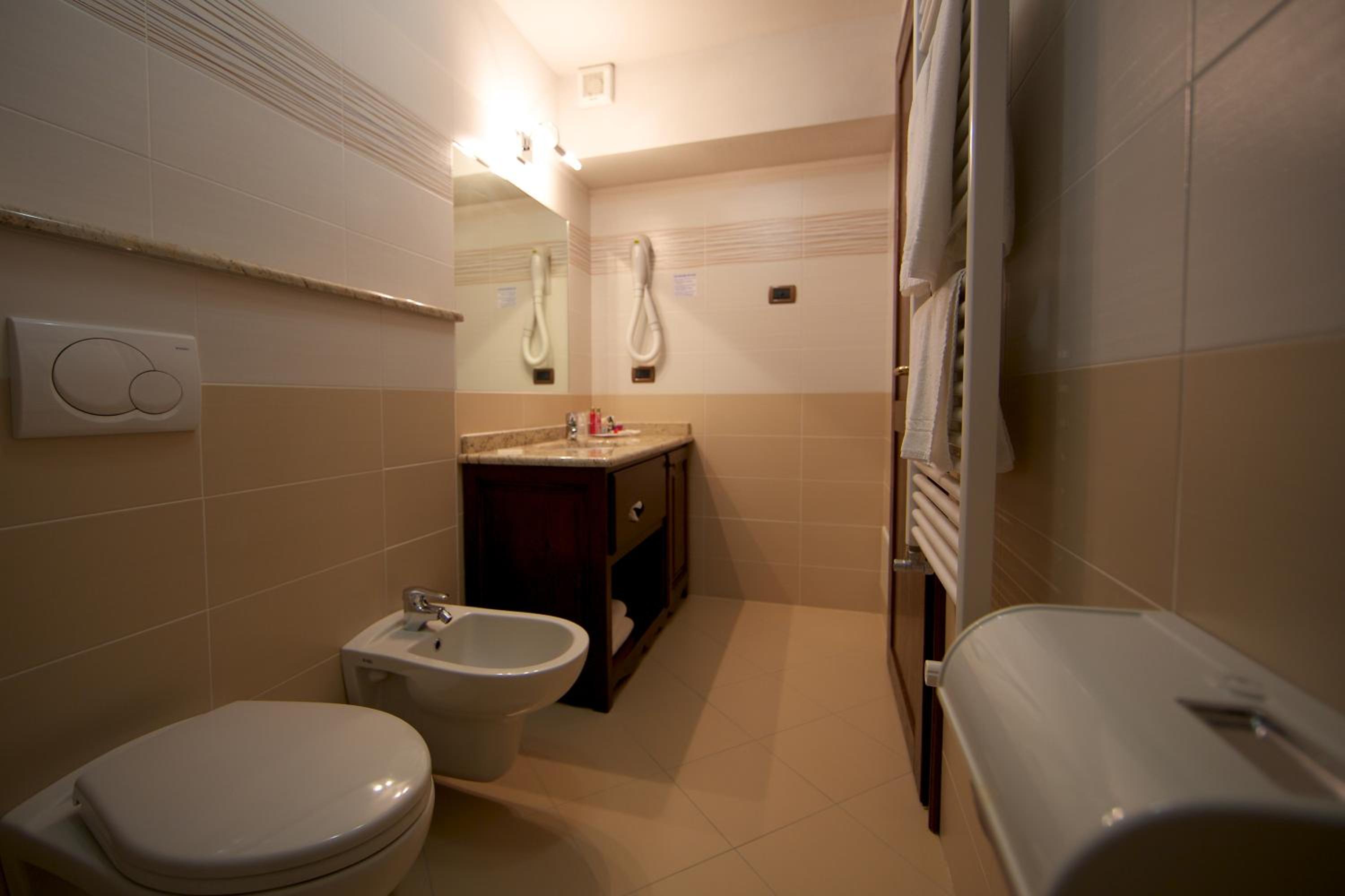 Double or Twin Room - Photo 6