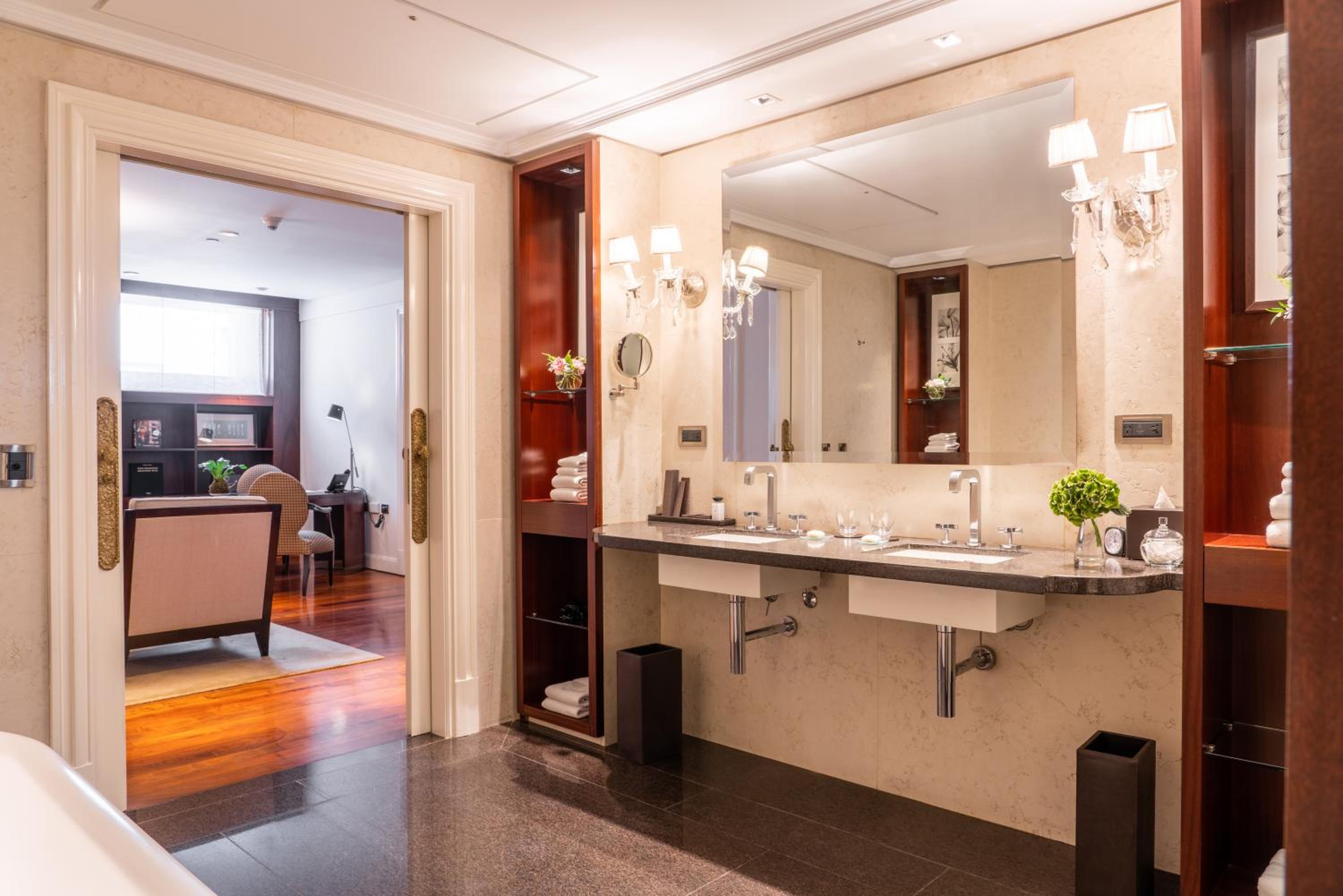 One-Bedroom Palace Suite thumbnail 6