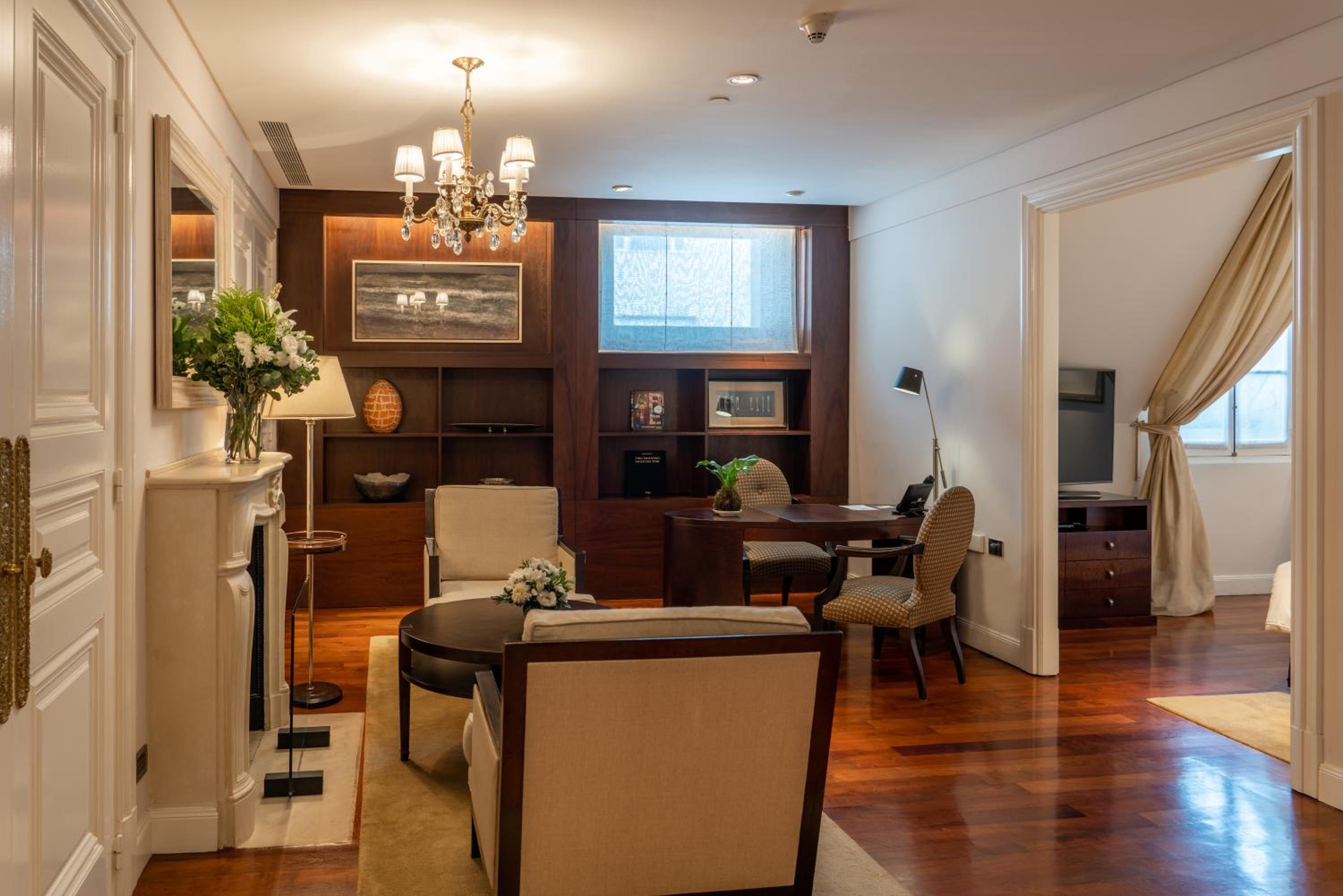 One-Bedroom Palace Suite thumbnail 5