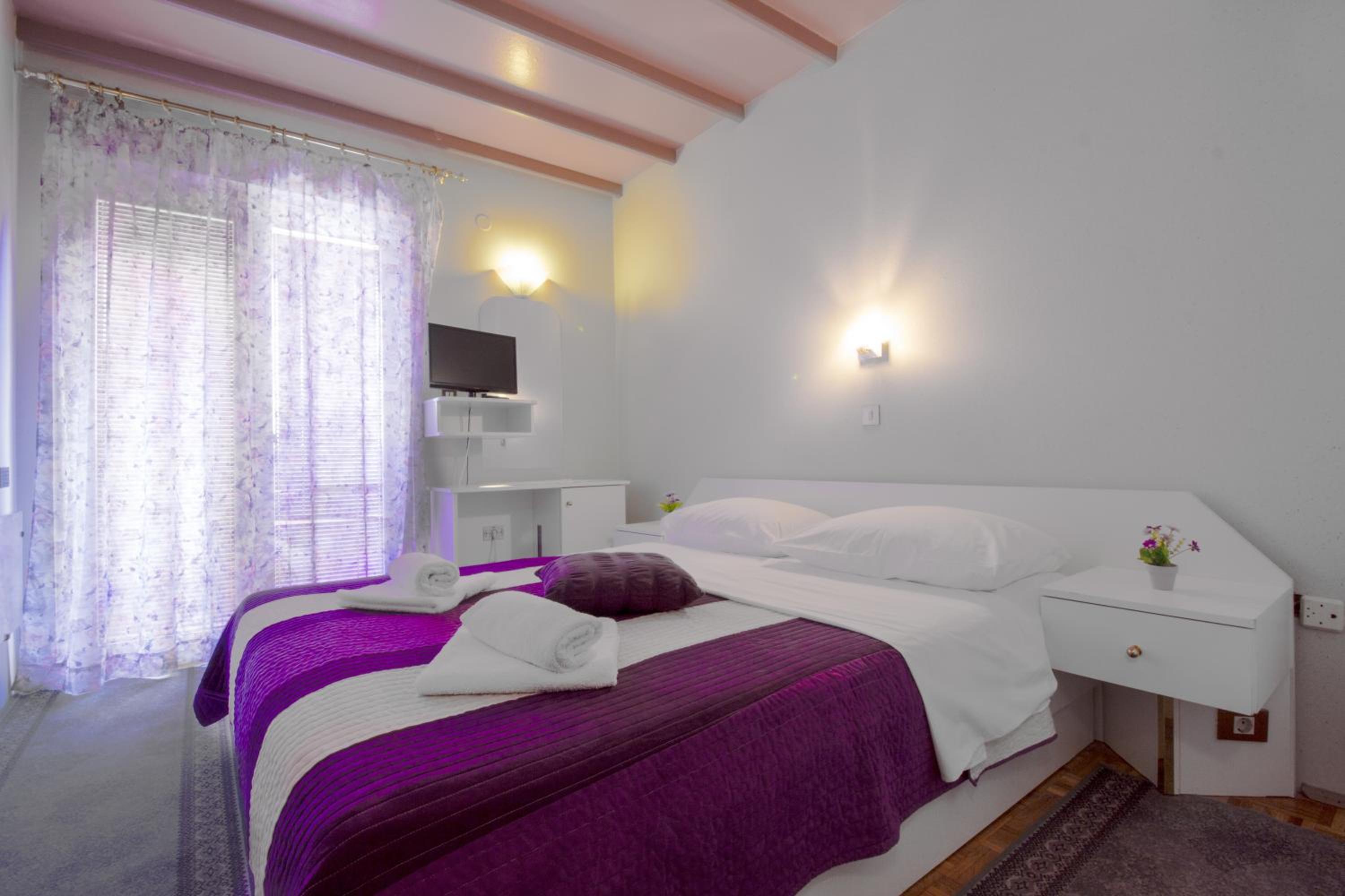 Double Room with Balcony - Photo 10