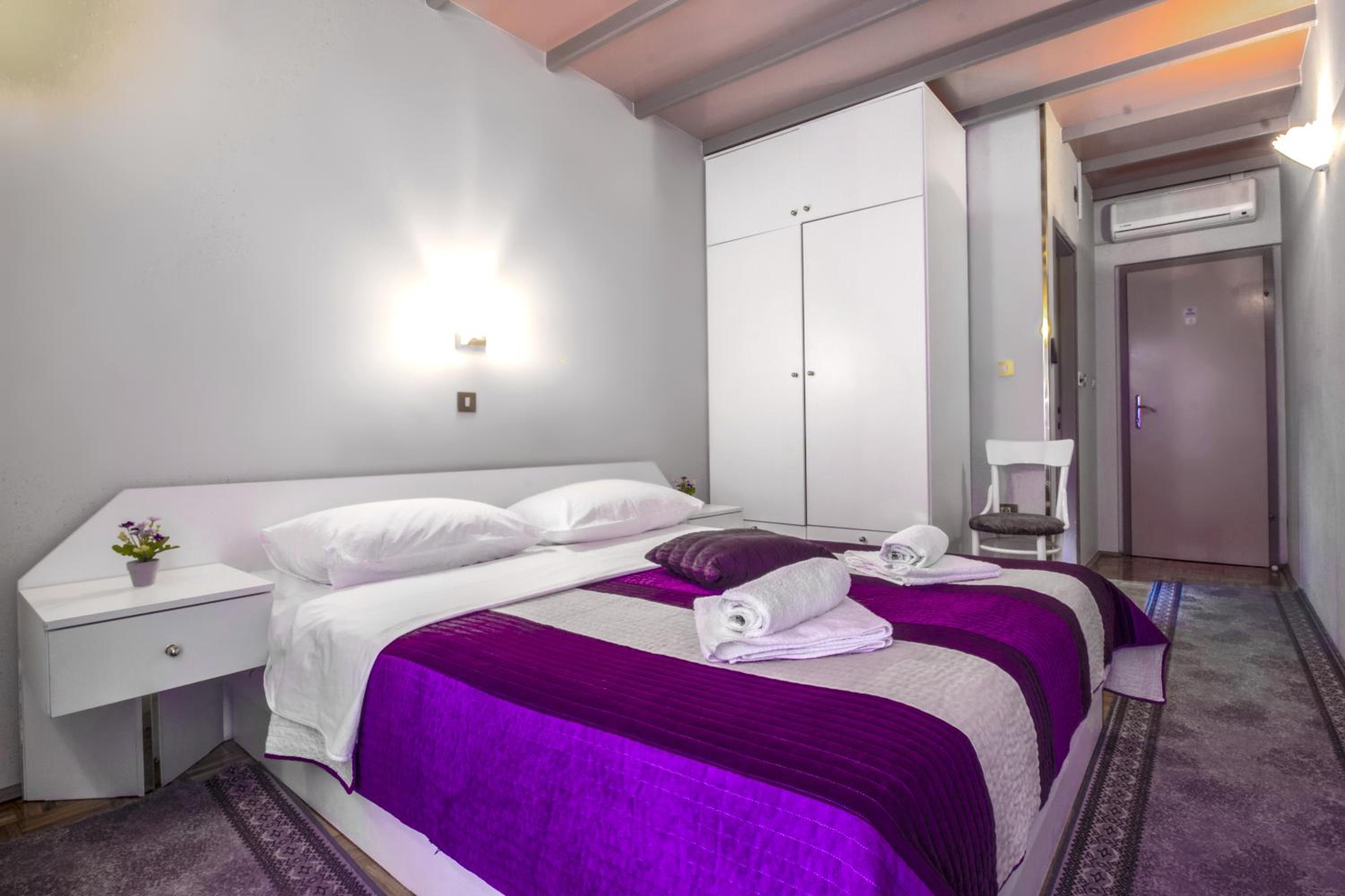 Double Room with Balcony - Photo 11