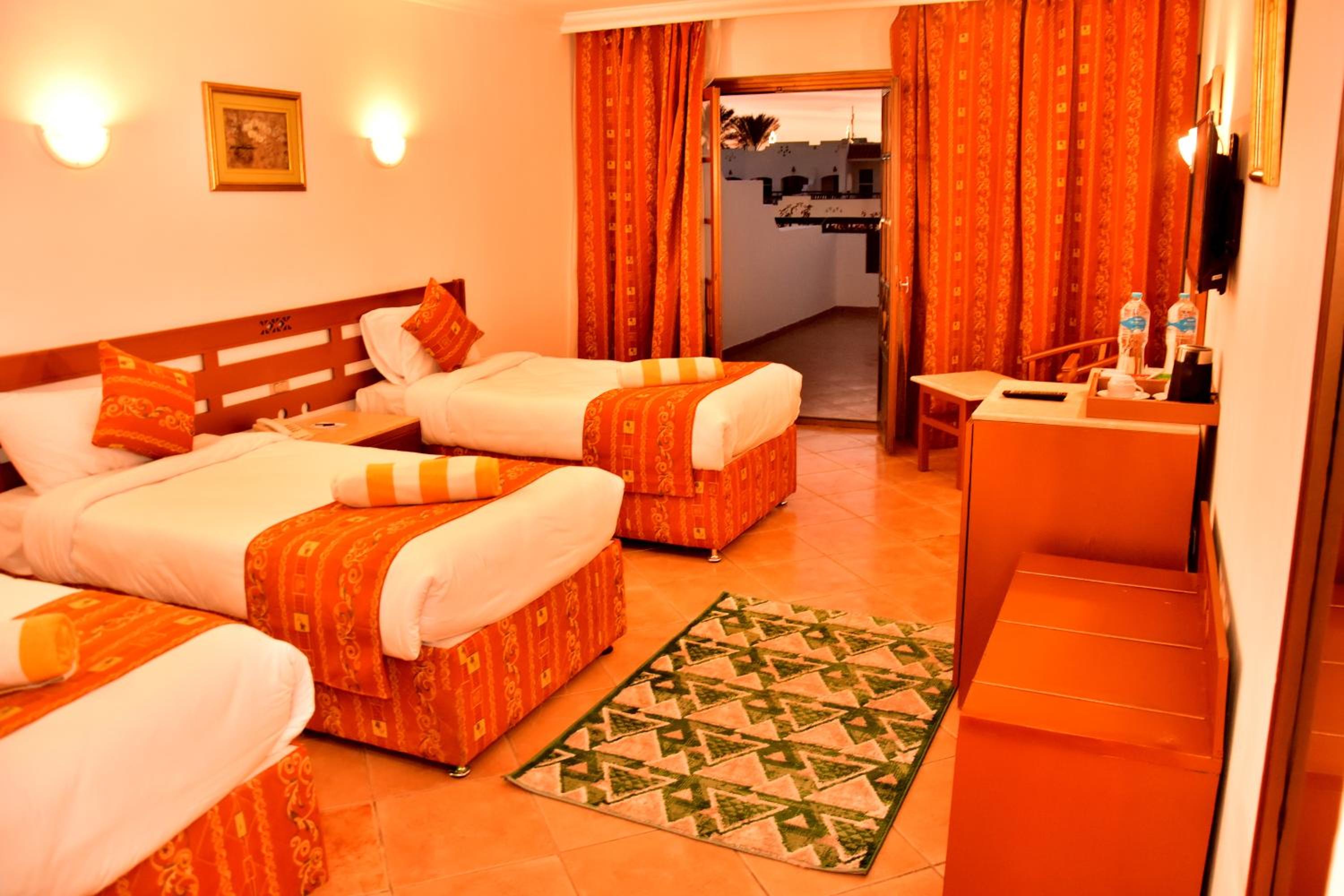 Verginia Triple Room - Photo 1
