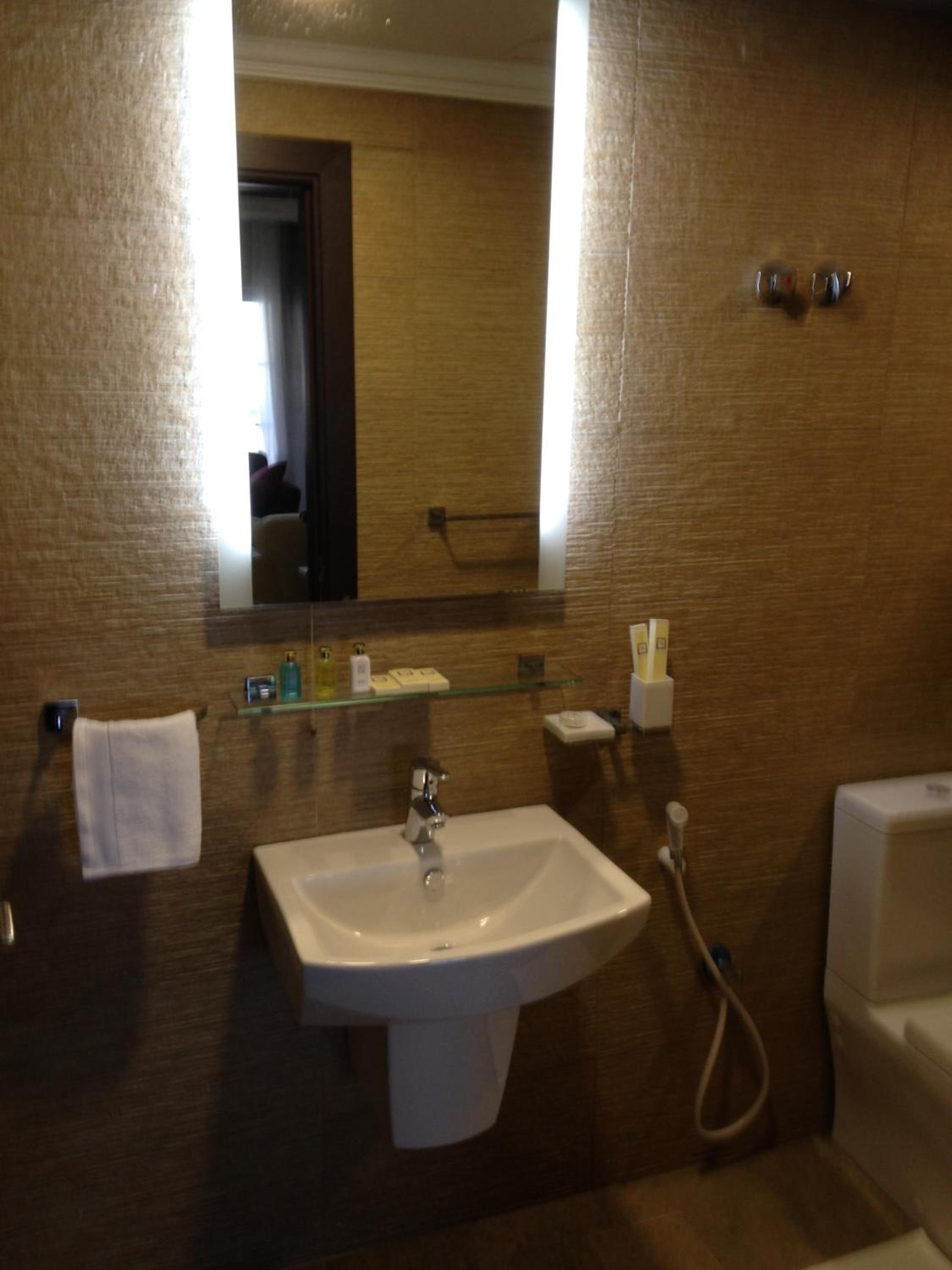 Standard Room with King Bed - Photo 5
