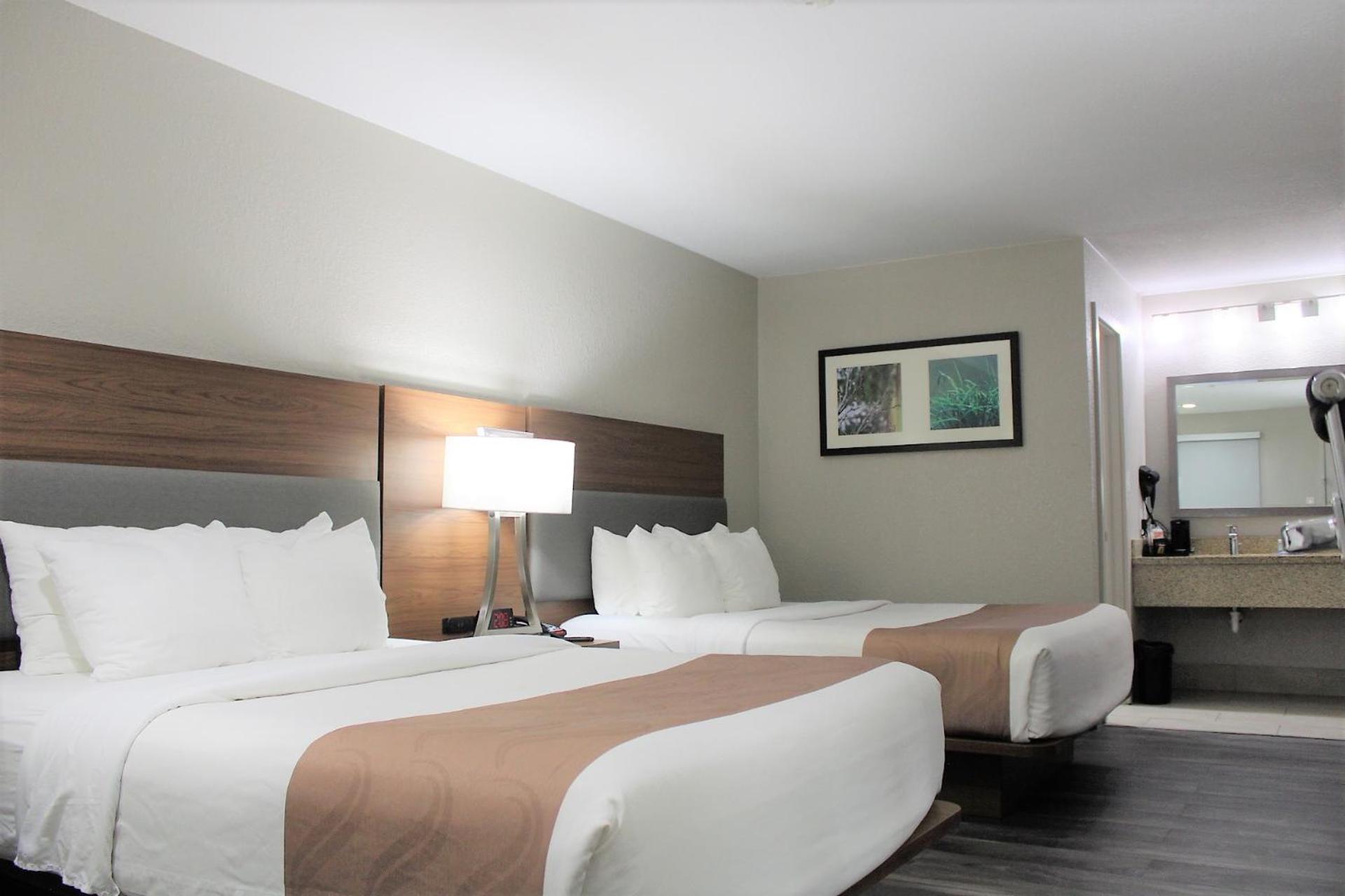 Queen Room With Two Queen Beds - Non-Smoking - Photo 4