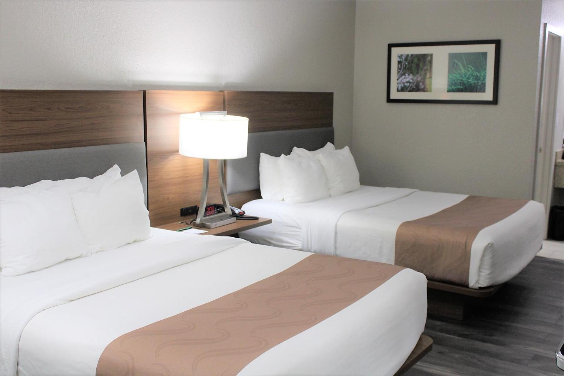 Queen Room With Two Queen Beds - Non-Smoking - Photo 3