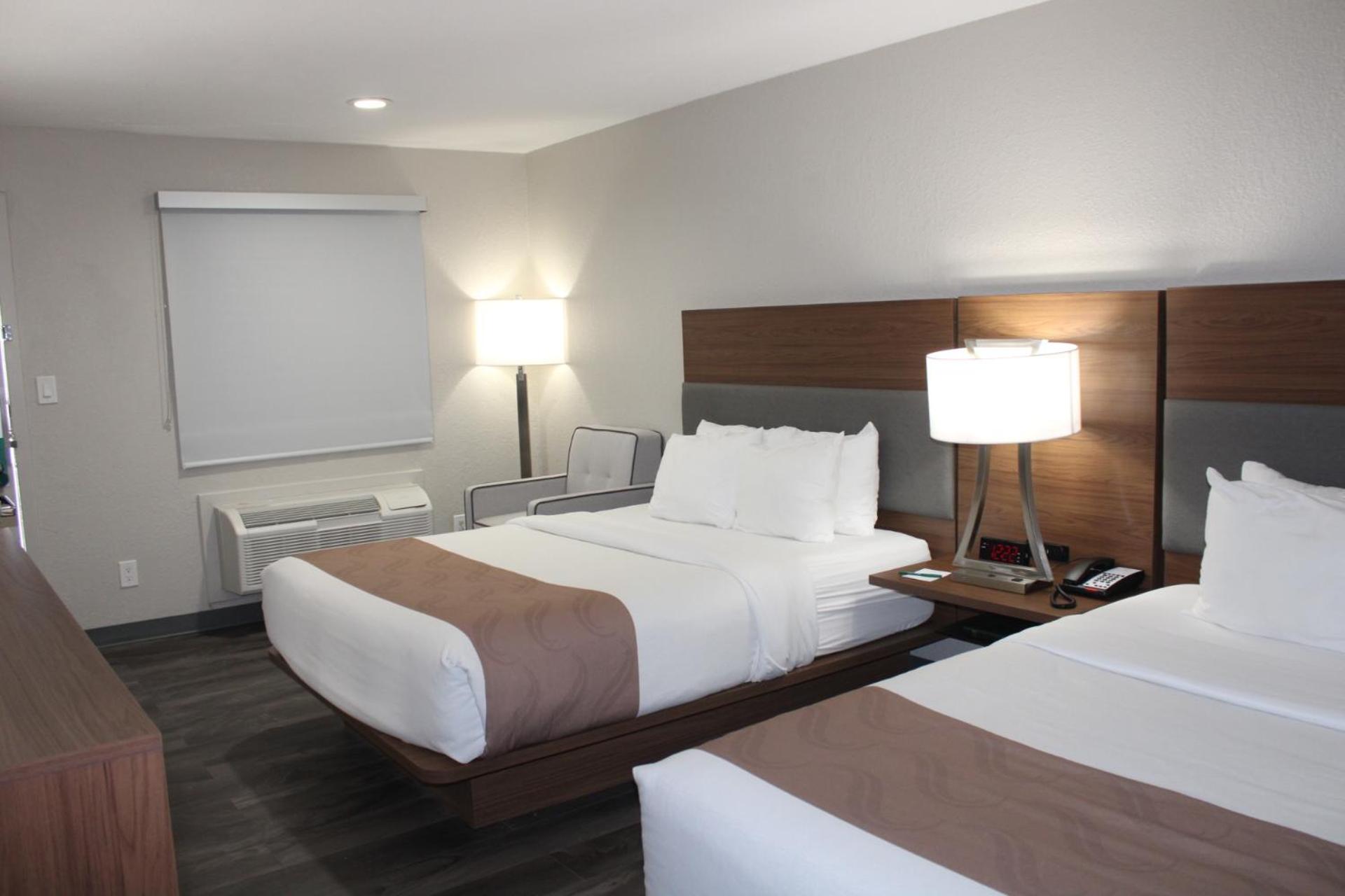 Queen Room With Two Queen Beds - Non-Smoking - Photo 2