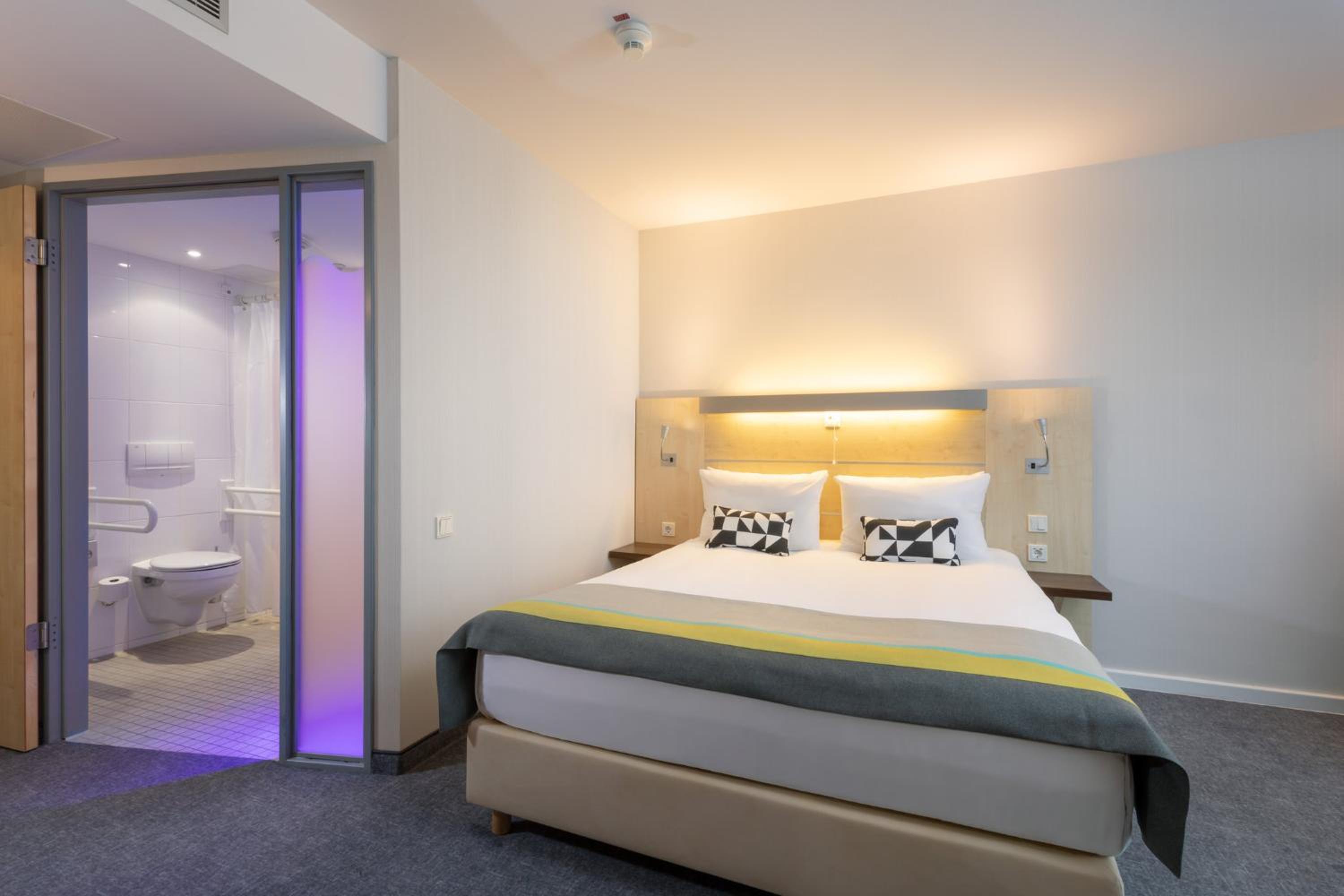 Standard Queen Room with Sofa Bed - Non-Smoking - Photo 4