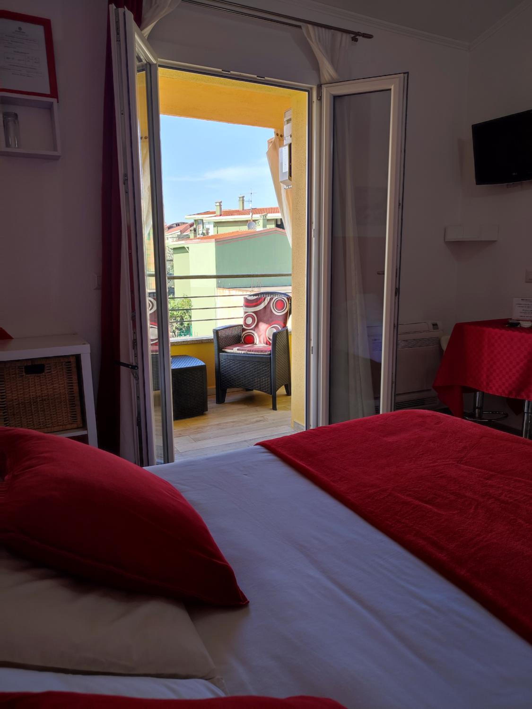 Deluxe Double Room with Balcony - Photo 19