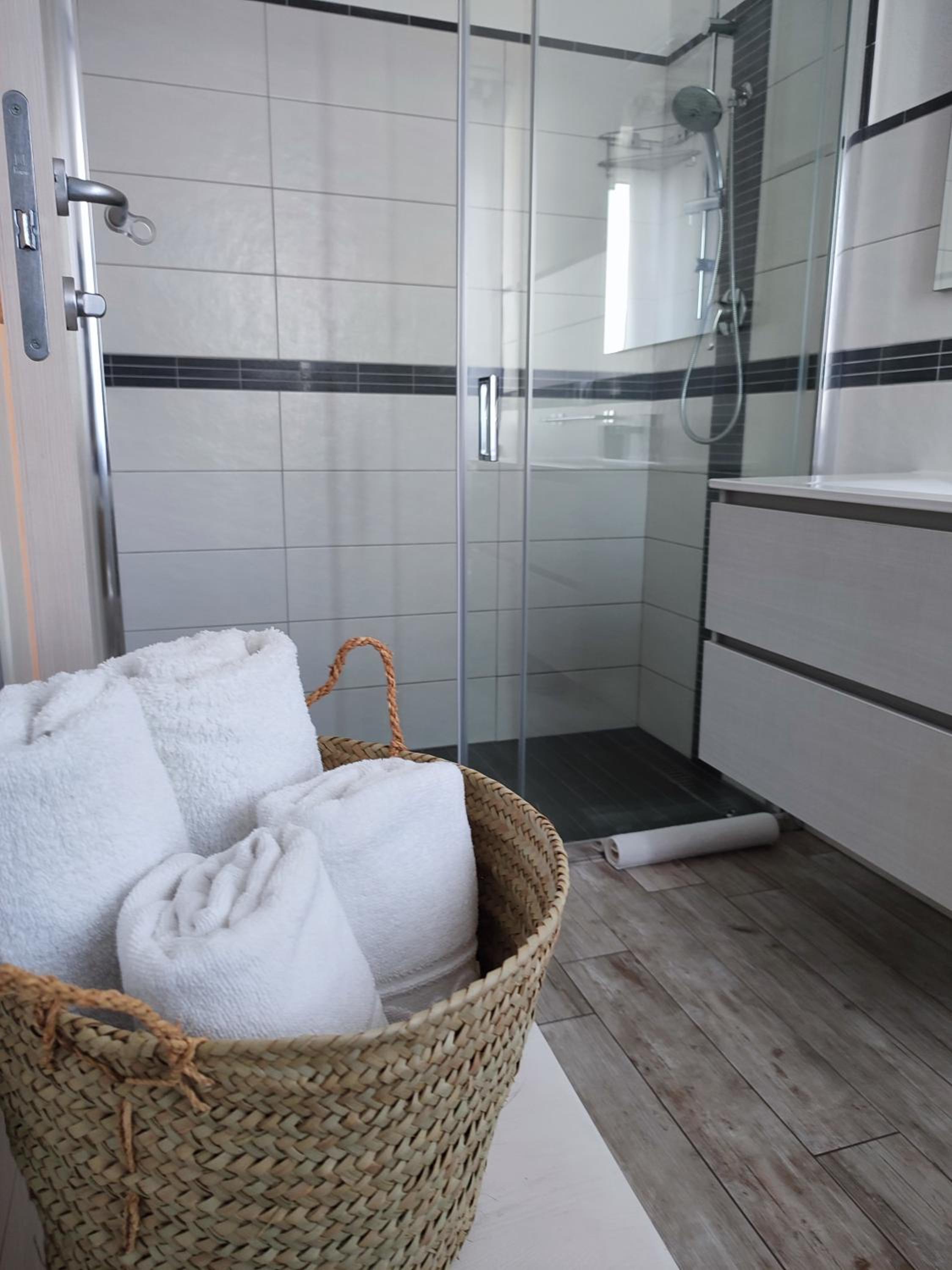 Deluxe Double Room with Balcony - Photo 15