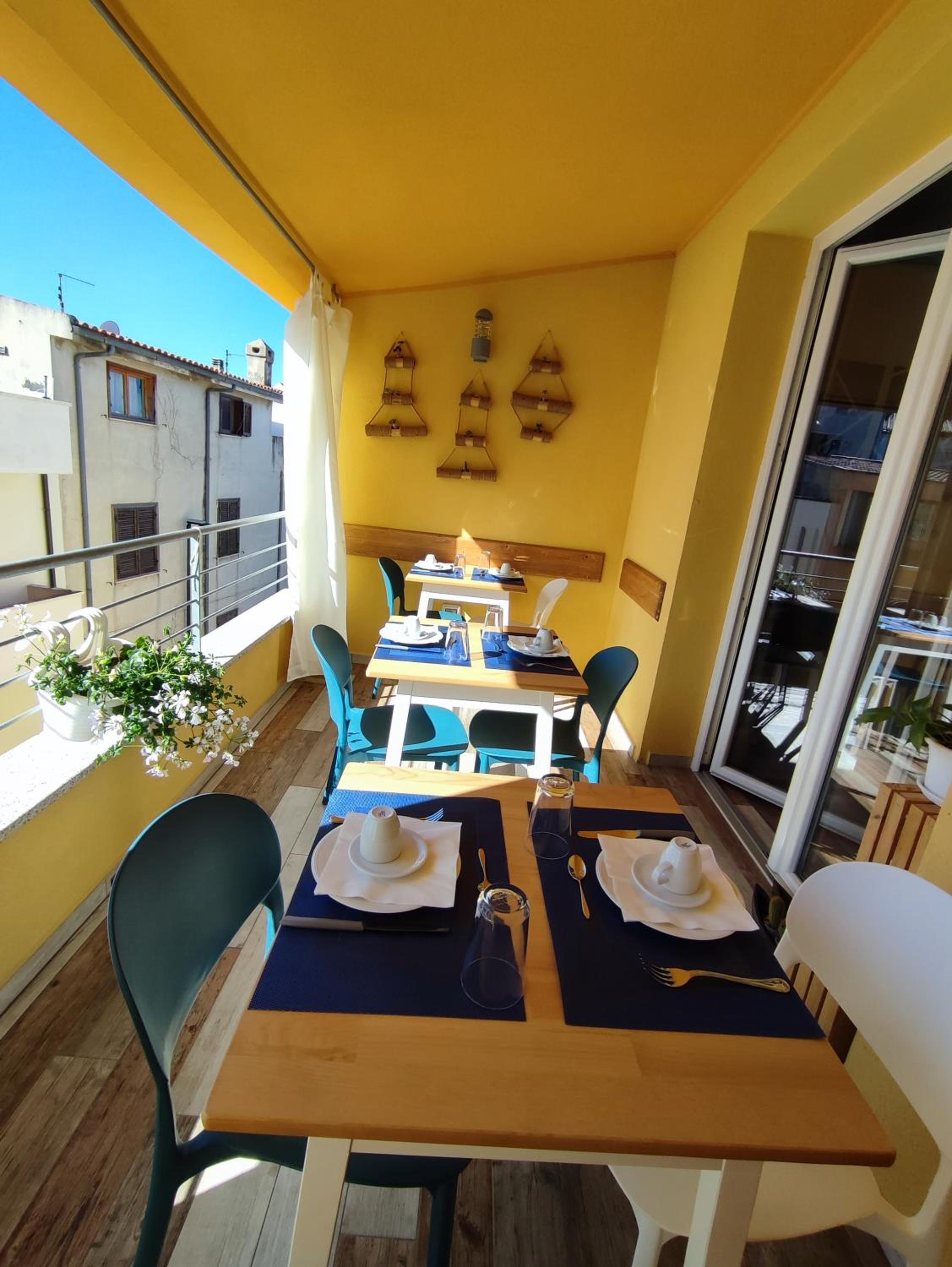 Deluxe Double Room with Balcony - Photo 12