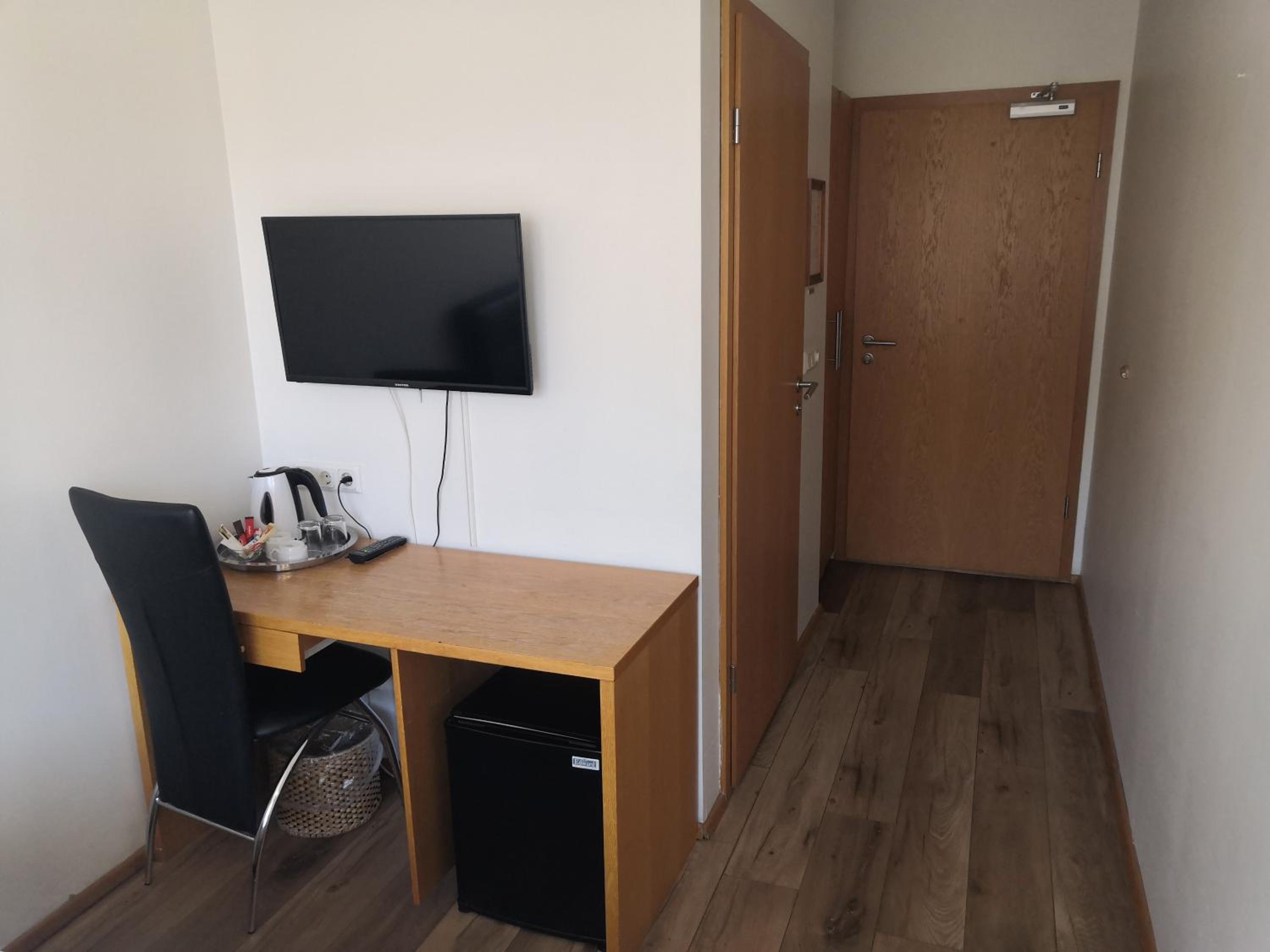 Double Room with Private Bathroom - Photo 11