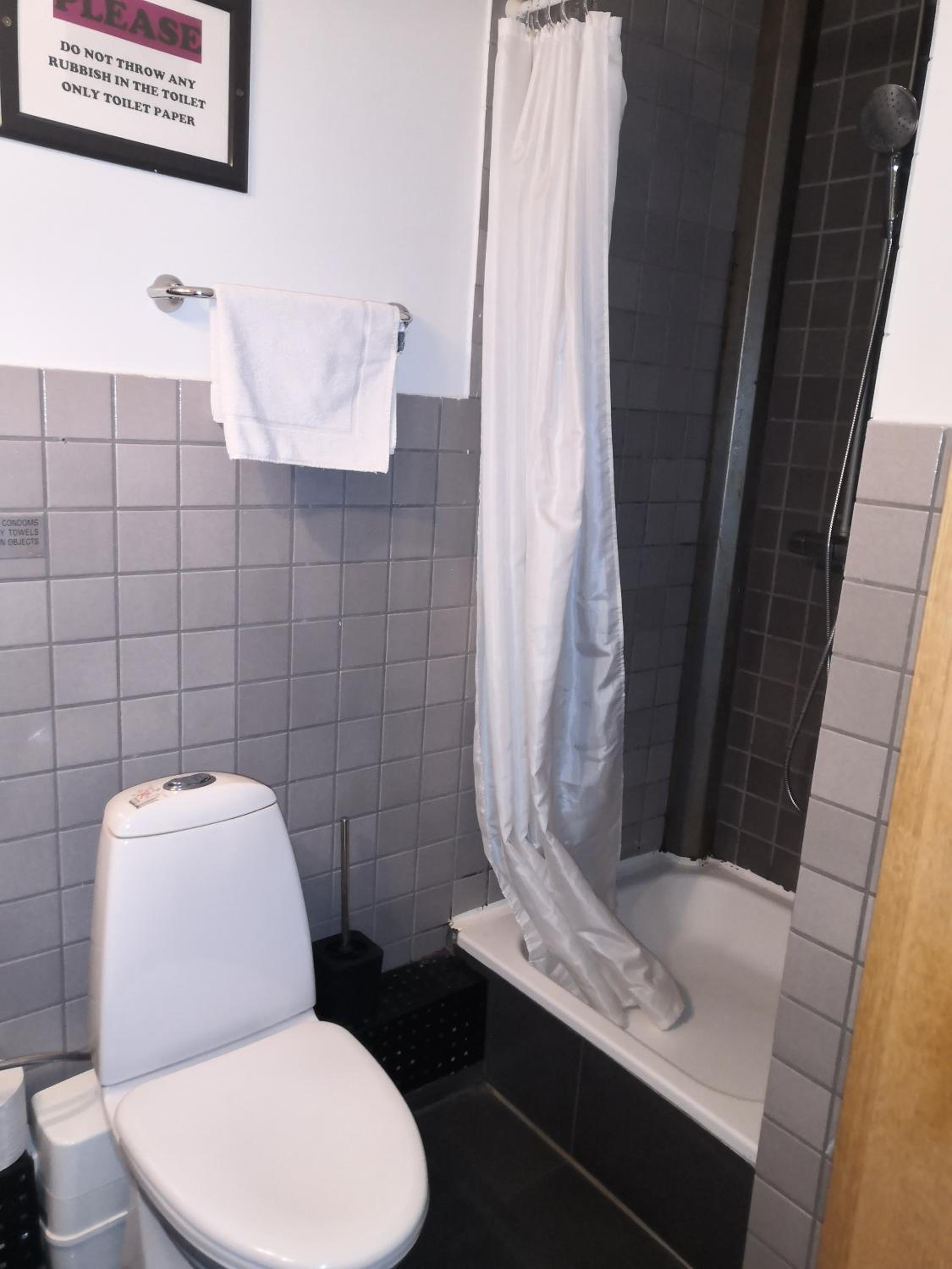 Double Room with Private Bathroom - Photo 9