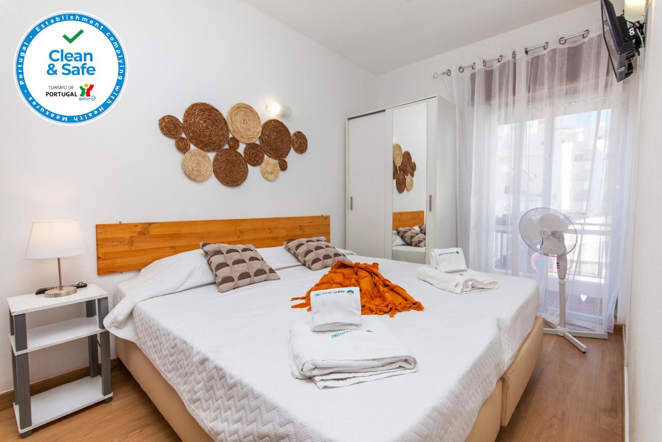 Twin Room with Private Bathroom - Photo 3