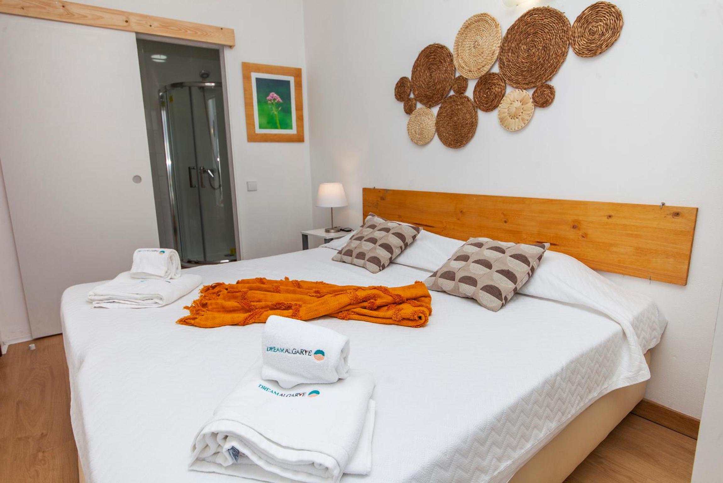 Twin Room with Private Bathroom - Photo 5