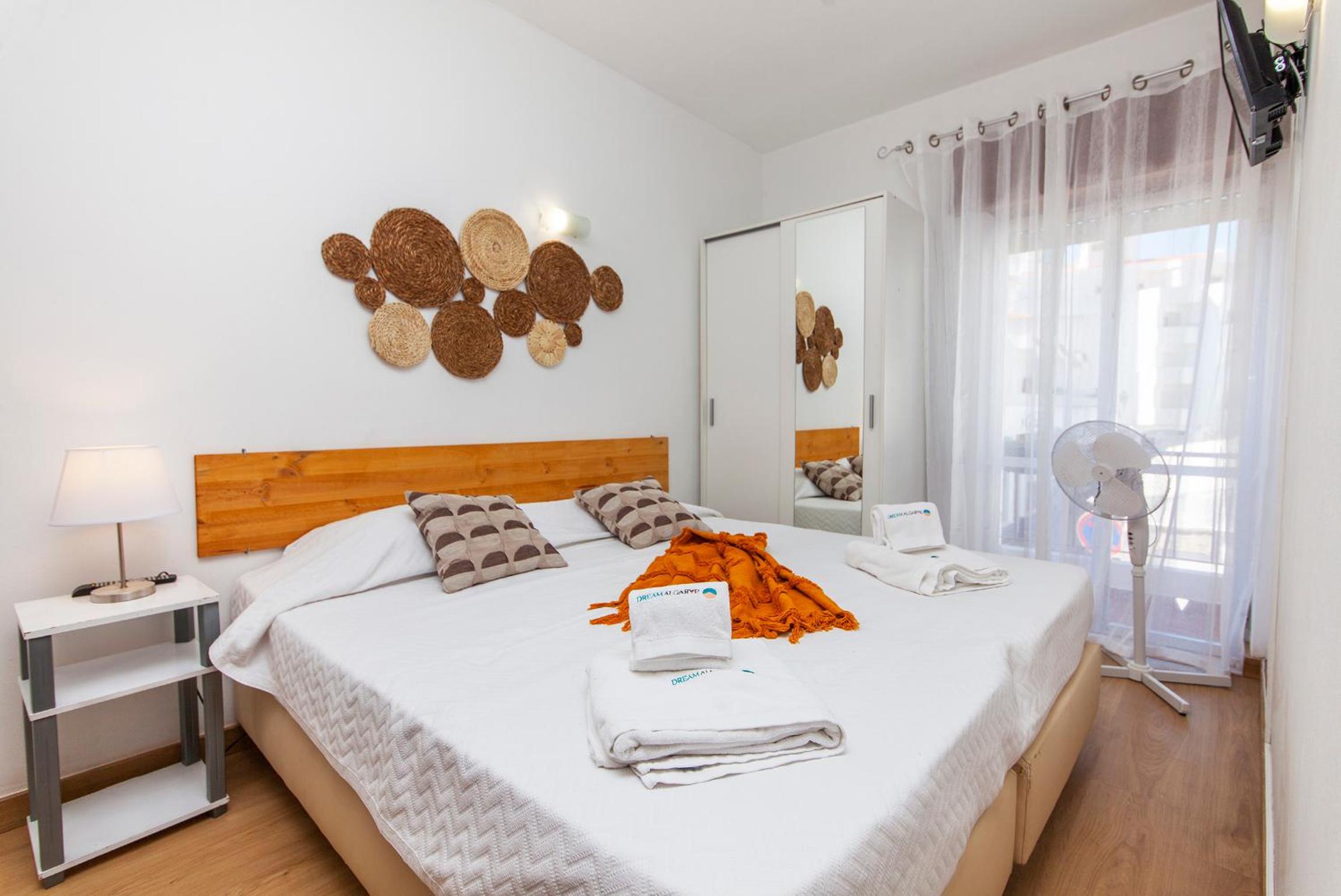 Twin Room with Private Bathroom - Photo 4