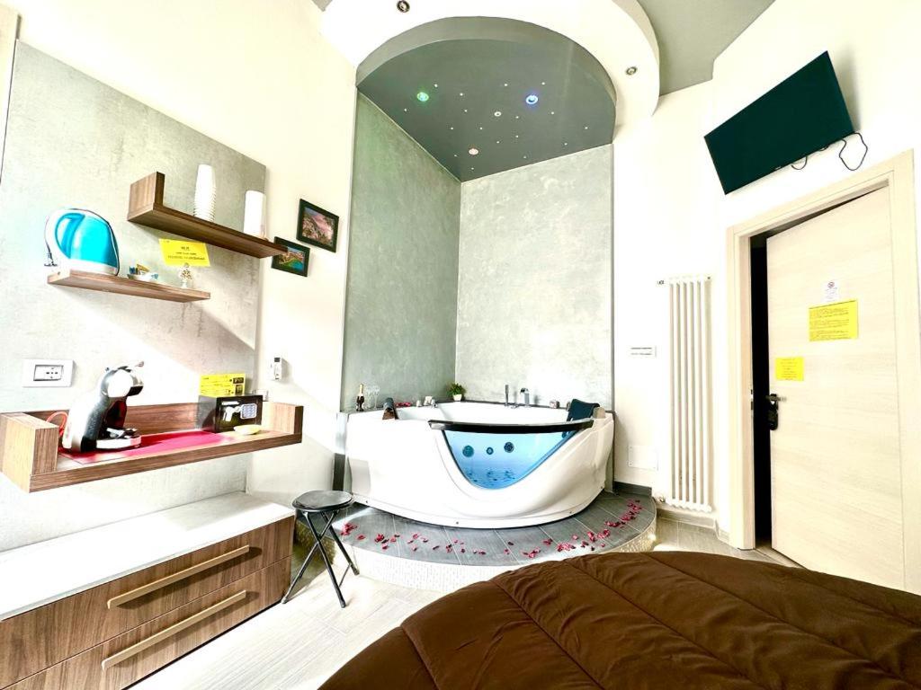 Double Room with Spa Bath - Photo 13