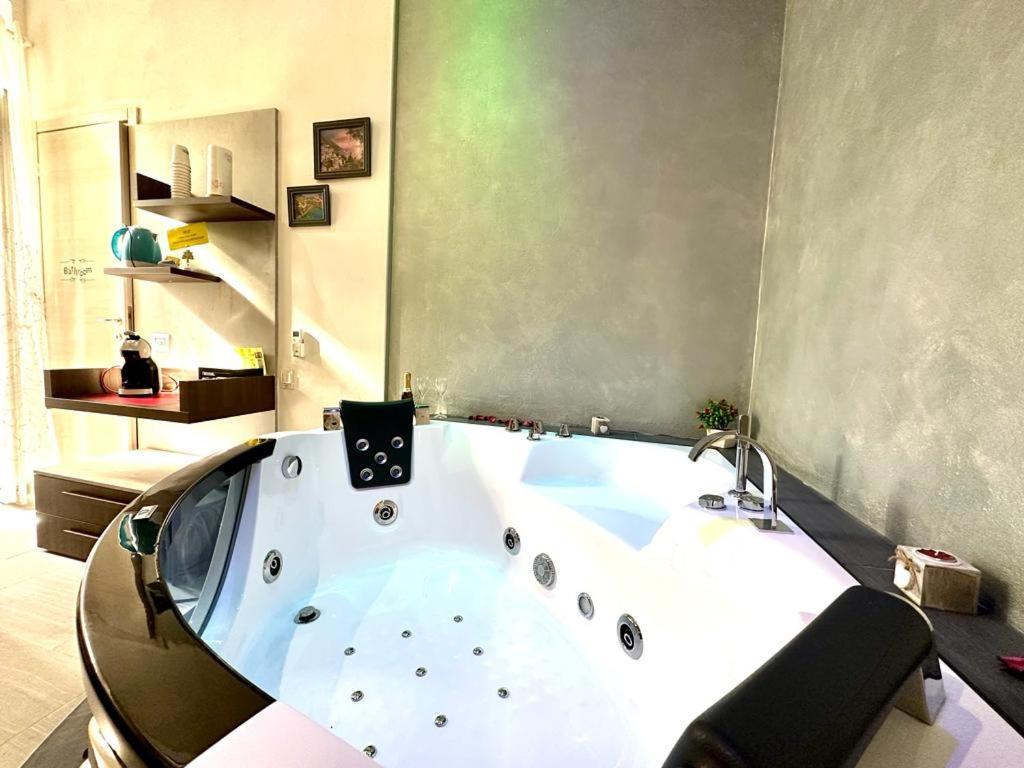 Double Room with Spa Bath - Photo 5