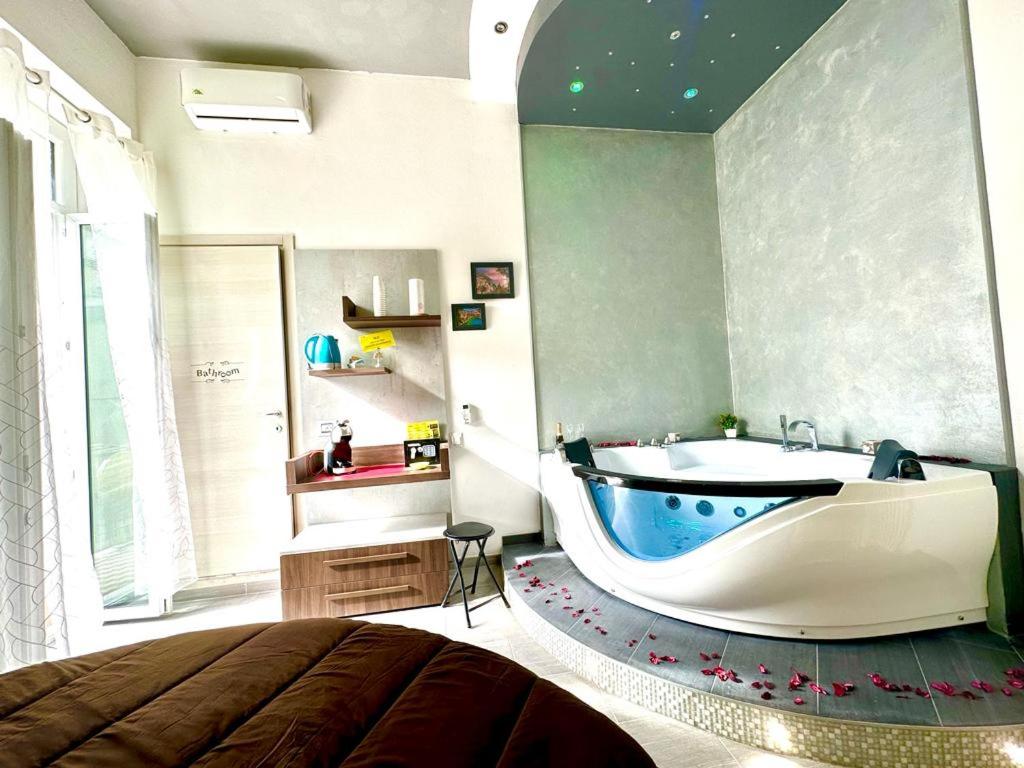 Double Room with Spa Bath - Photo 17