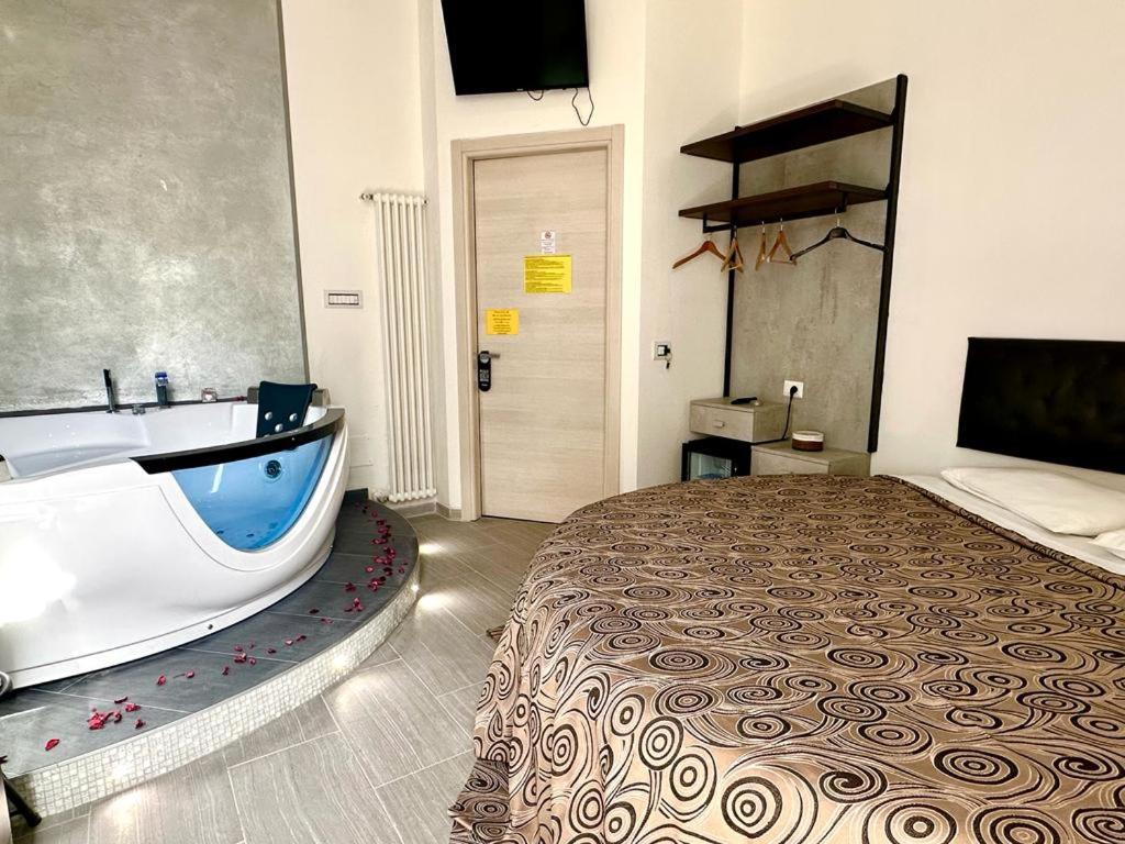 Double Room with Spa Bath - Photo 1
