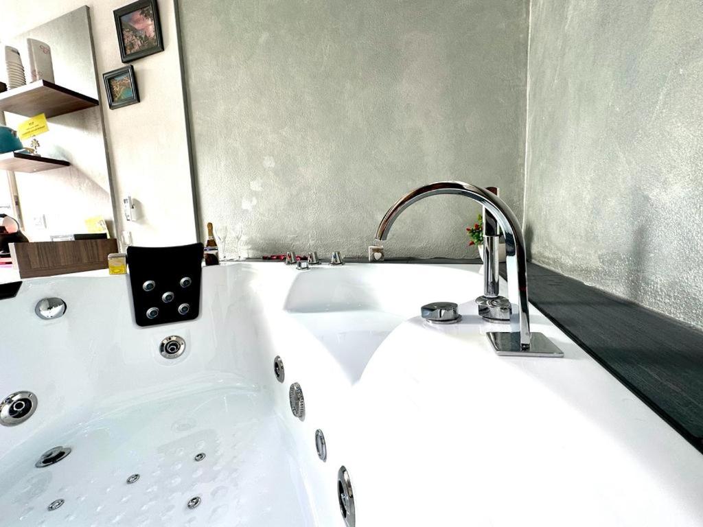 Double Room with Spa Bath - Photo 10