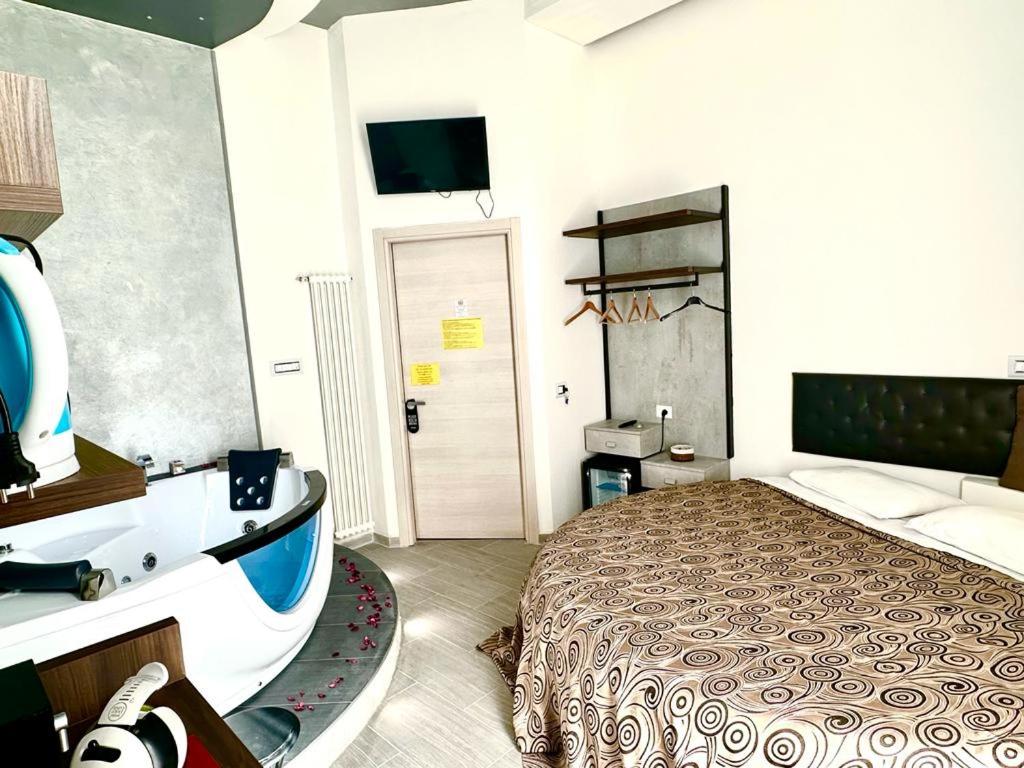 Double Room with Spa Bath - Photo 12