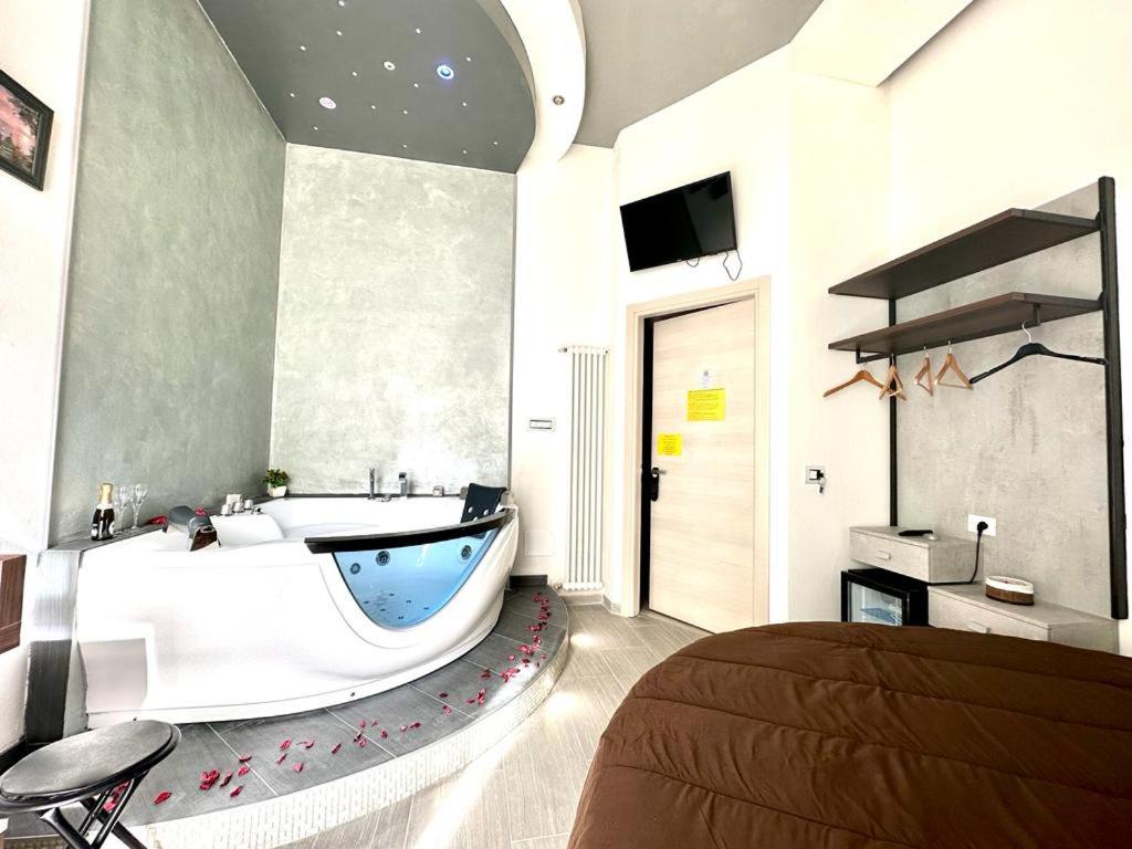 Double Room with Spa Bath - Photo 14