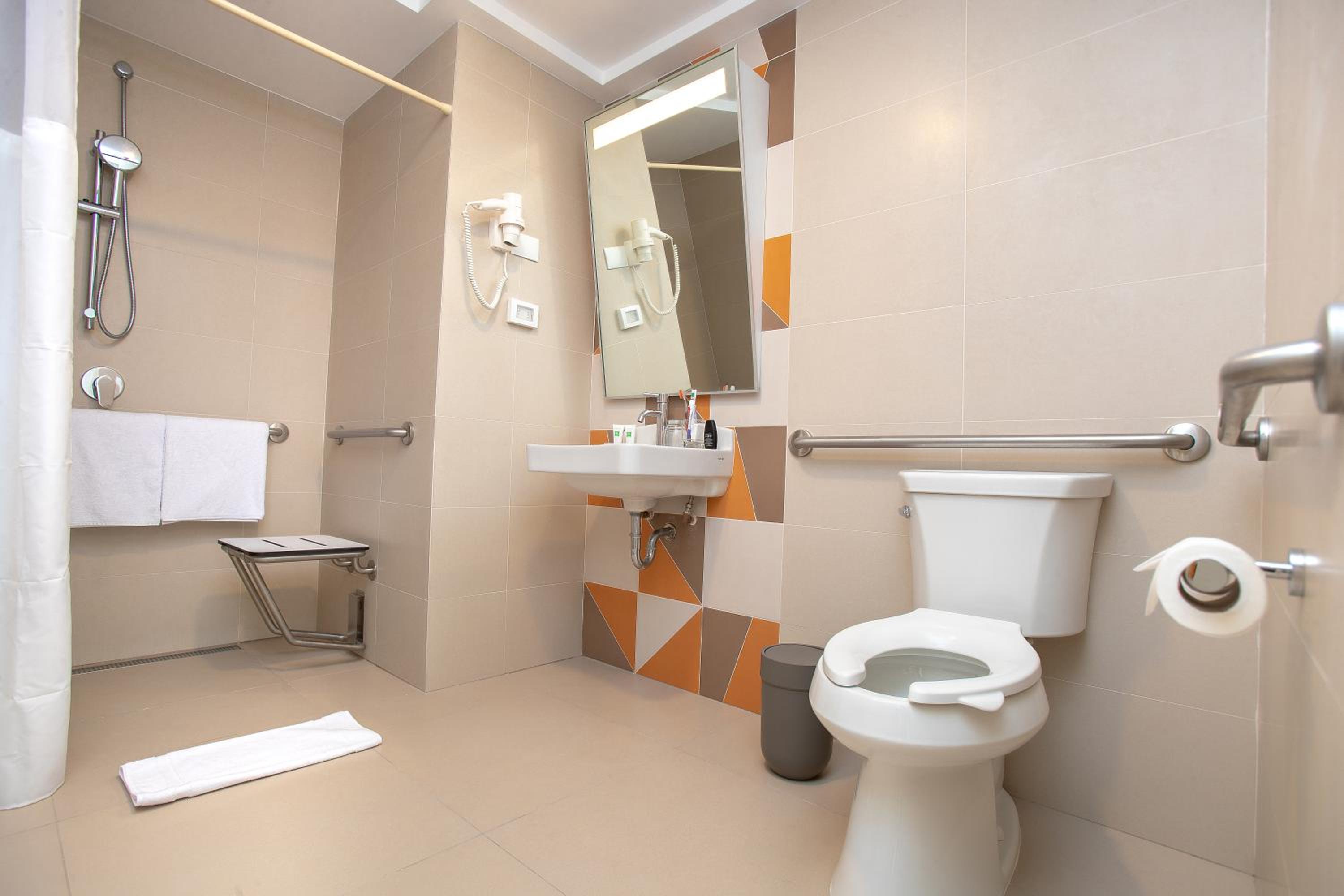 Queen Room - Disability Access photo 1
